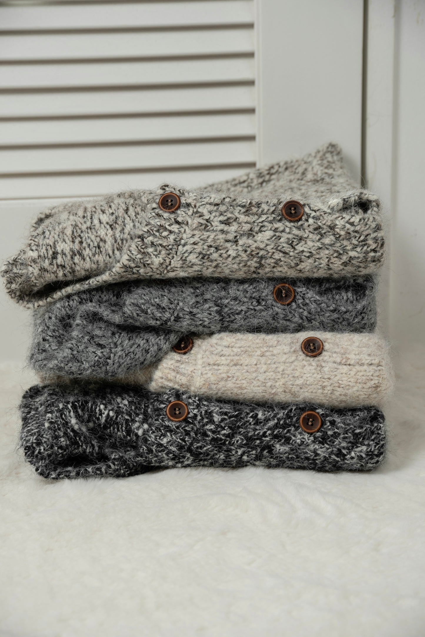 fluffy mix wood like button knit vest