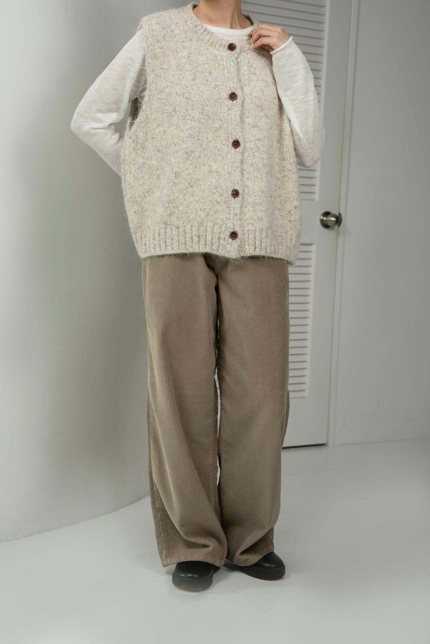 fluffy mix wood like button knit vest