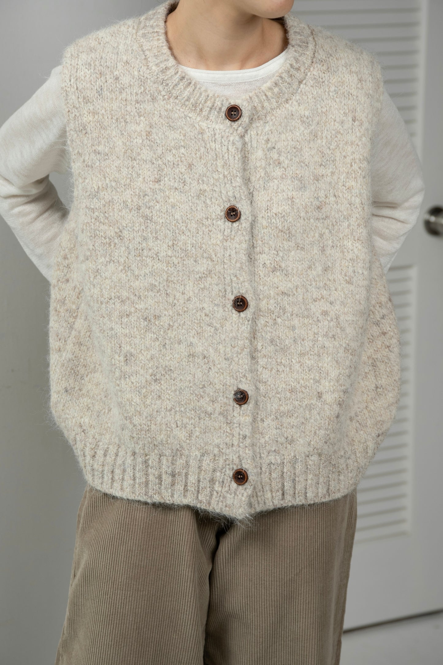 fluffy mix wood like button knit vest