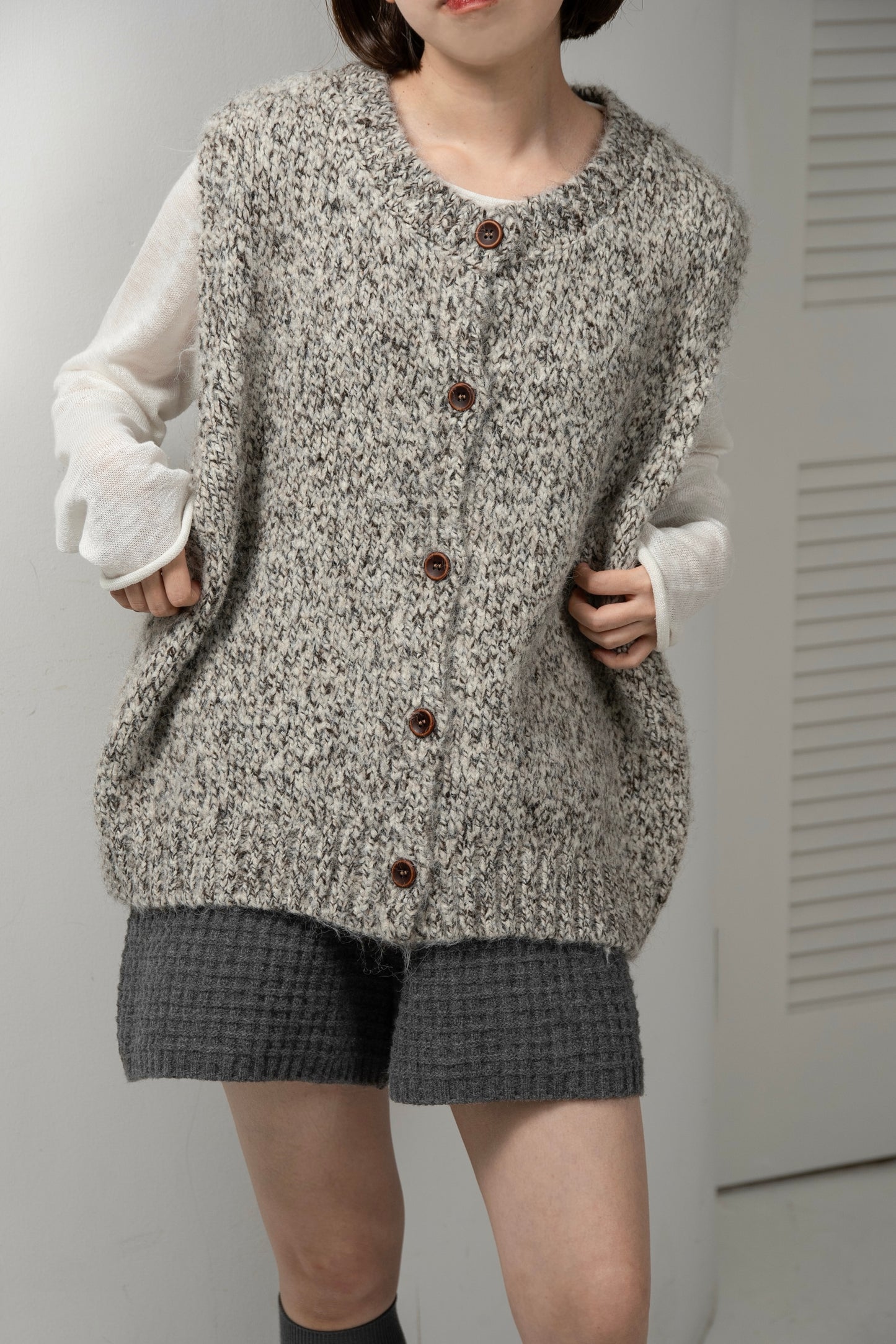 fluffy mix wood like button knit vest