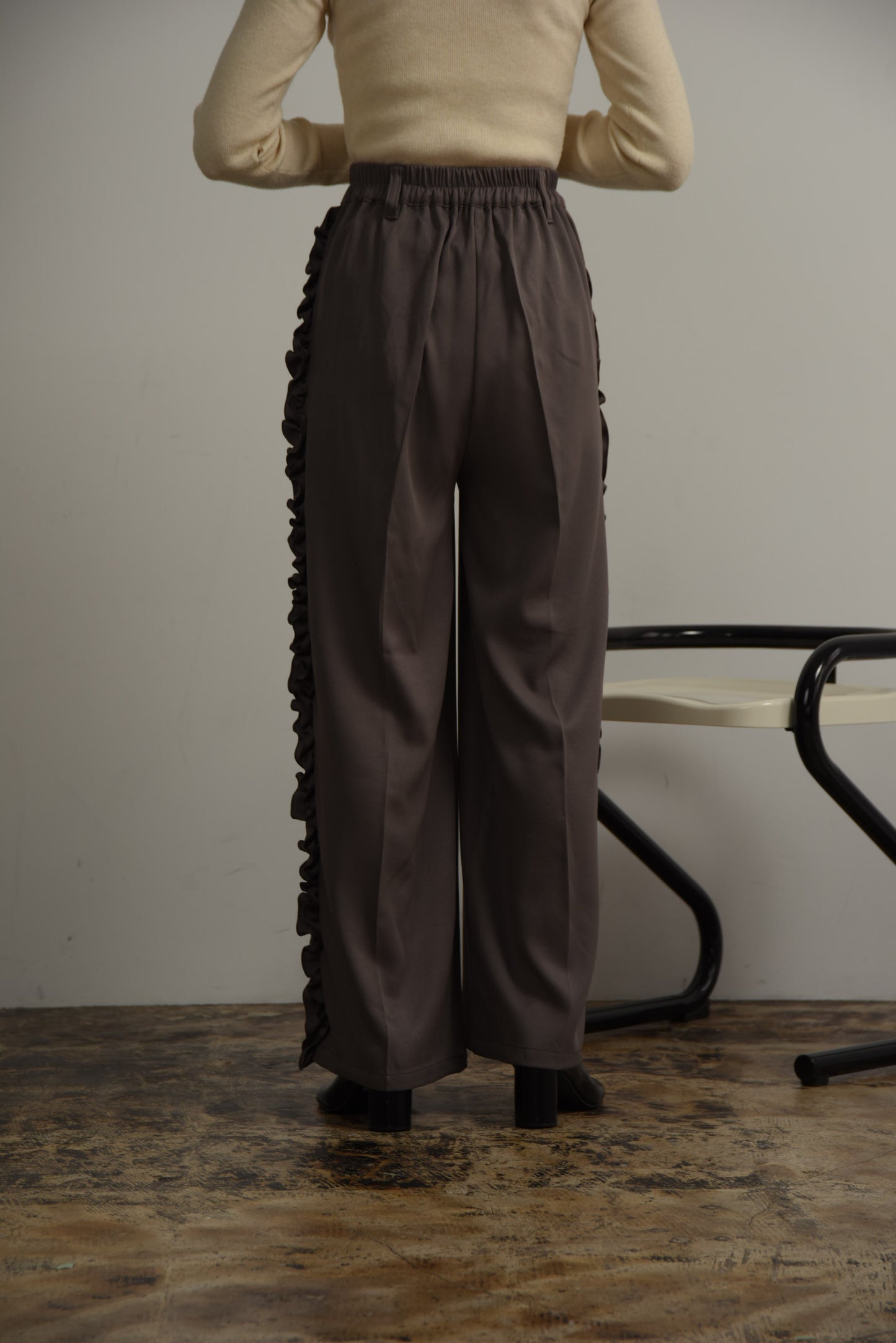 twill frill line pants