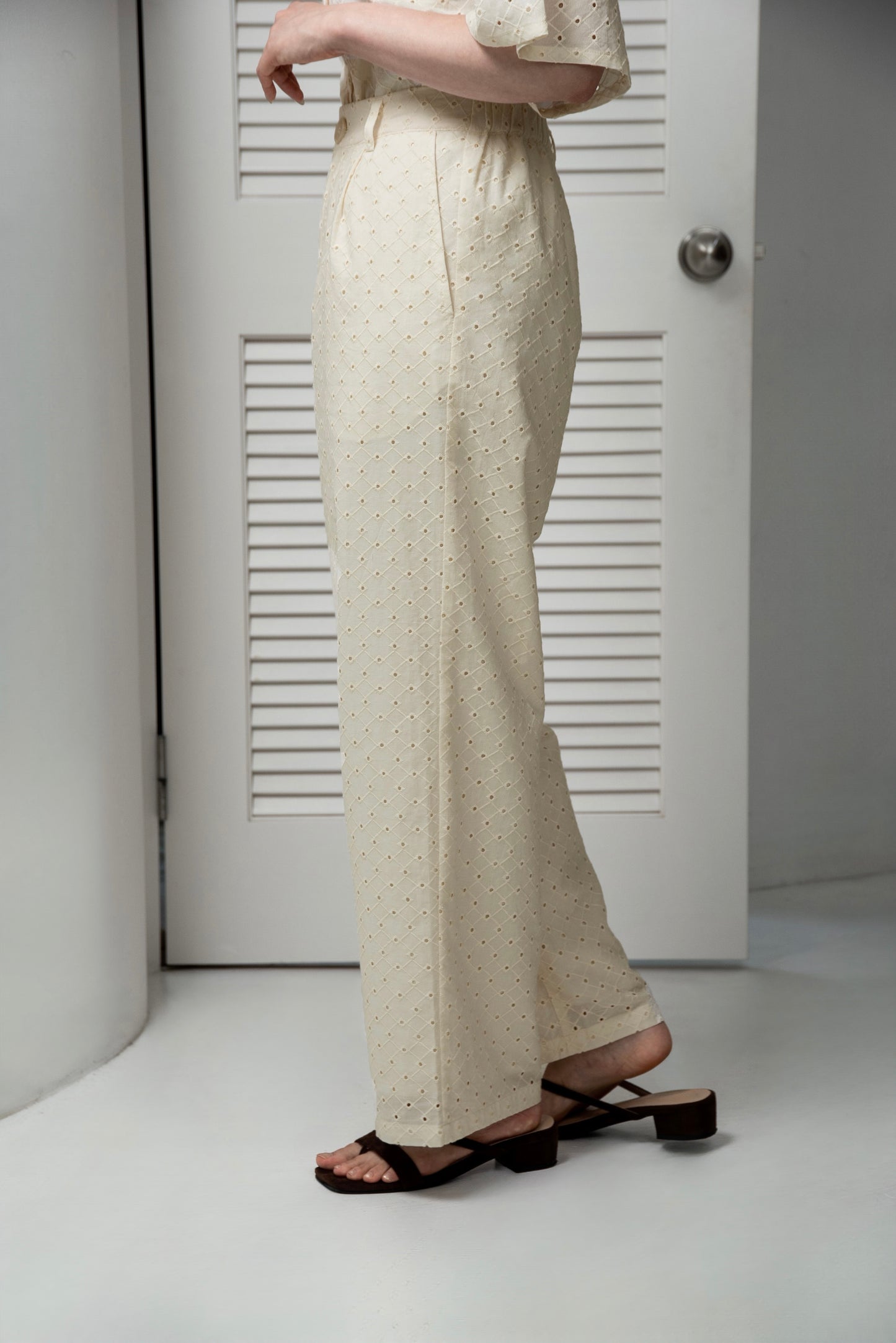embroidery button point straight pants