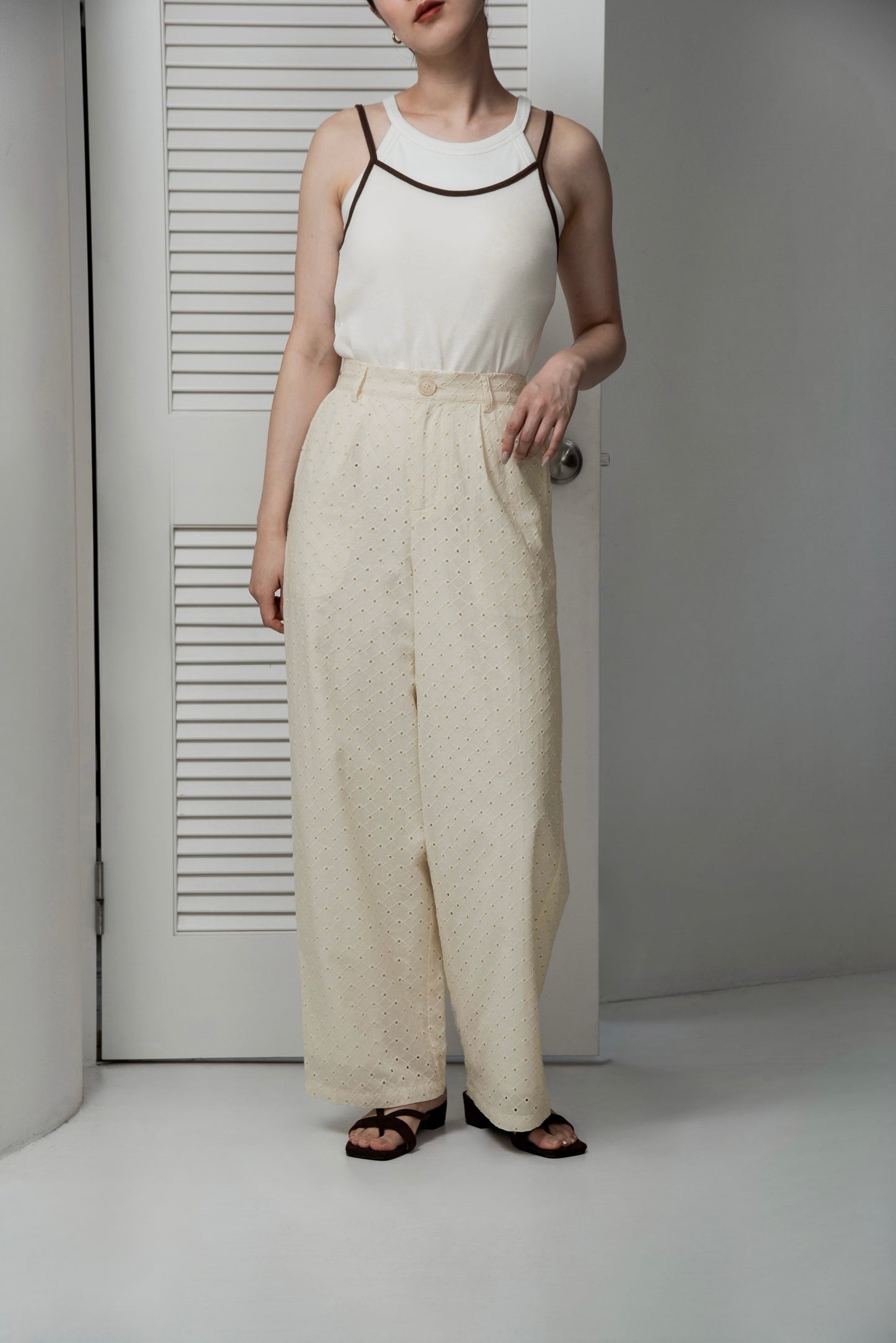 embroidery button point straight pants
