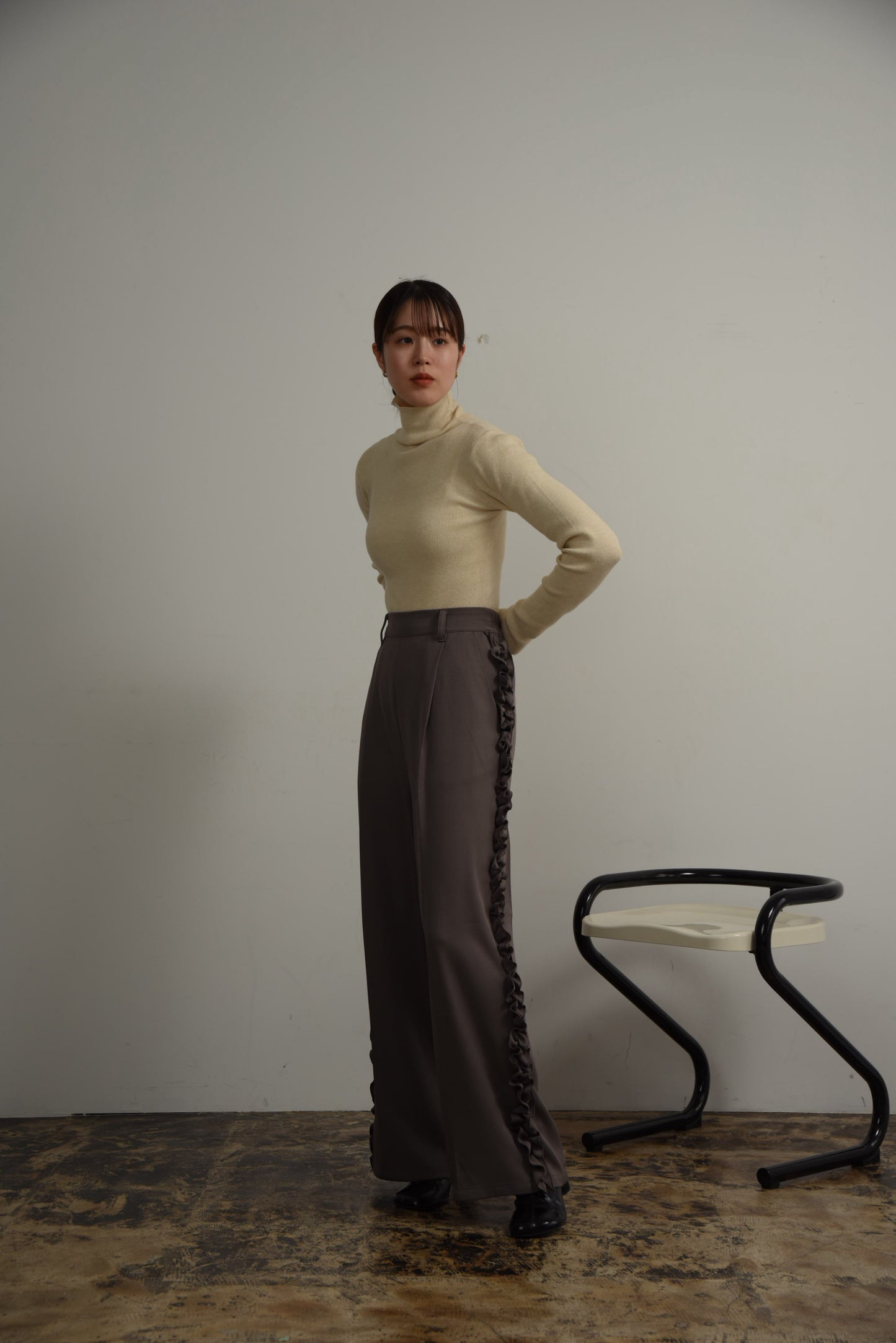 twill frill line pants