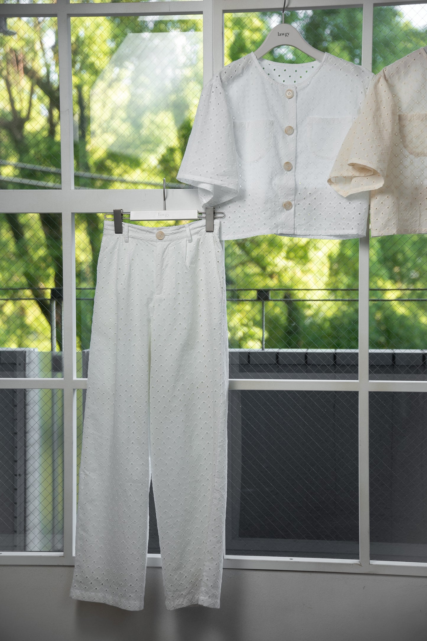 embroidery button point straight pants
