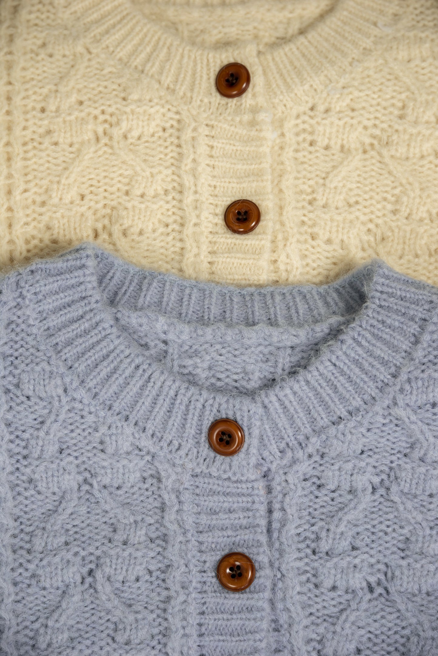 wood button like pocket cable cardigan