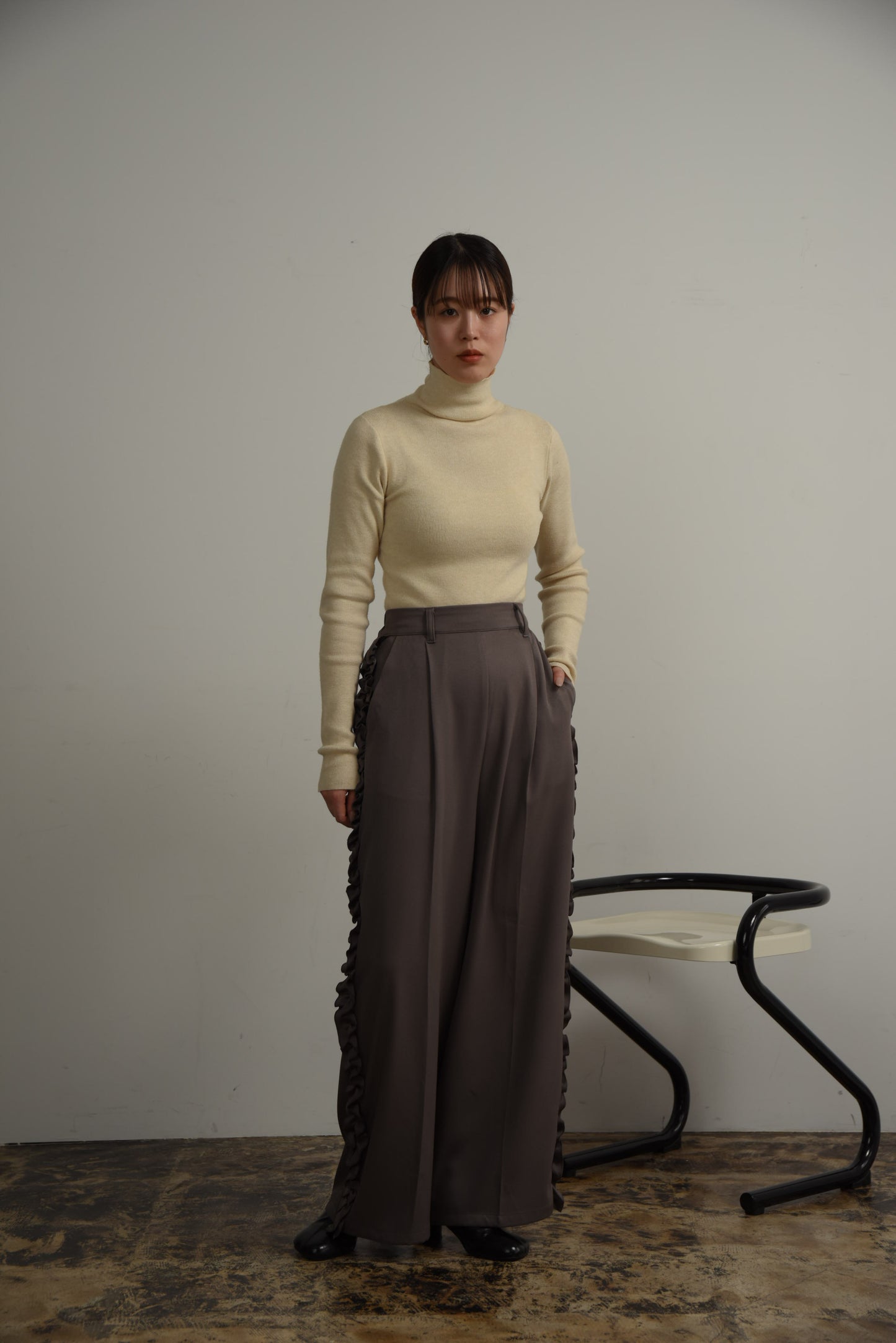 twill frill line pants