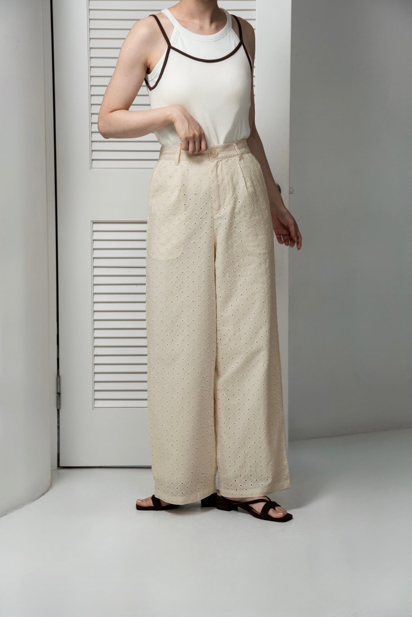 embroidery button point straight pants