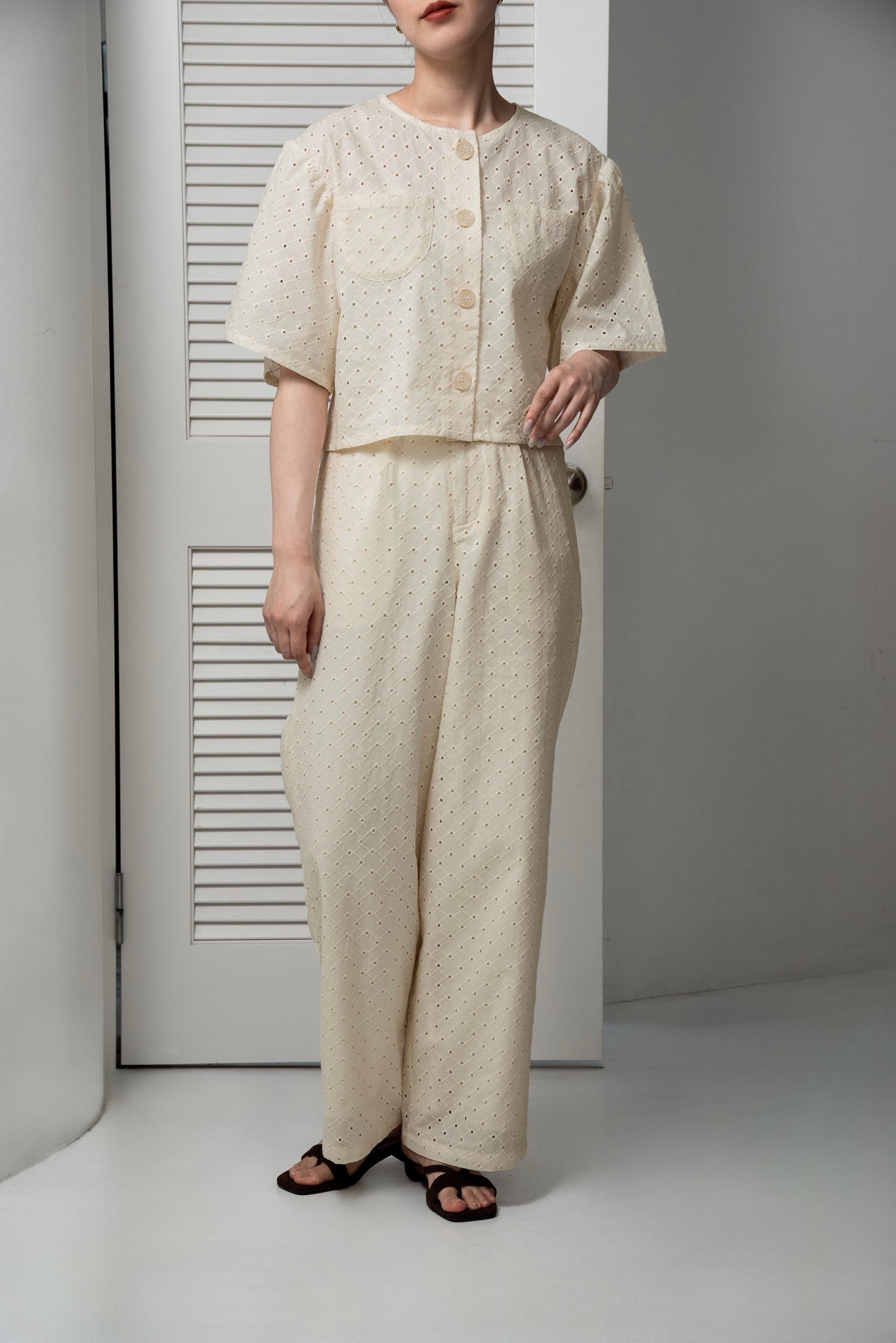 embroidery button point straight pants