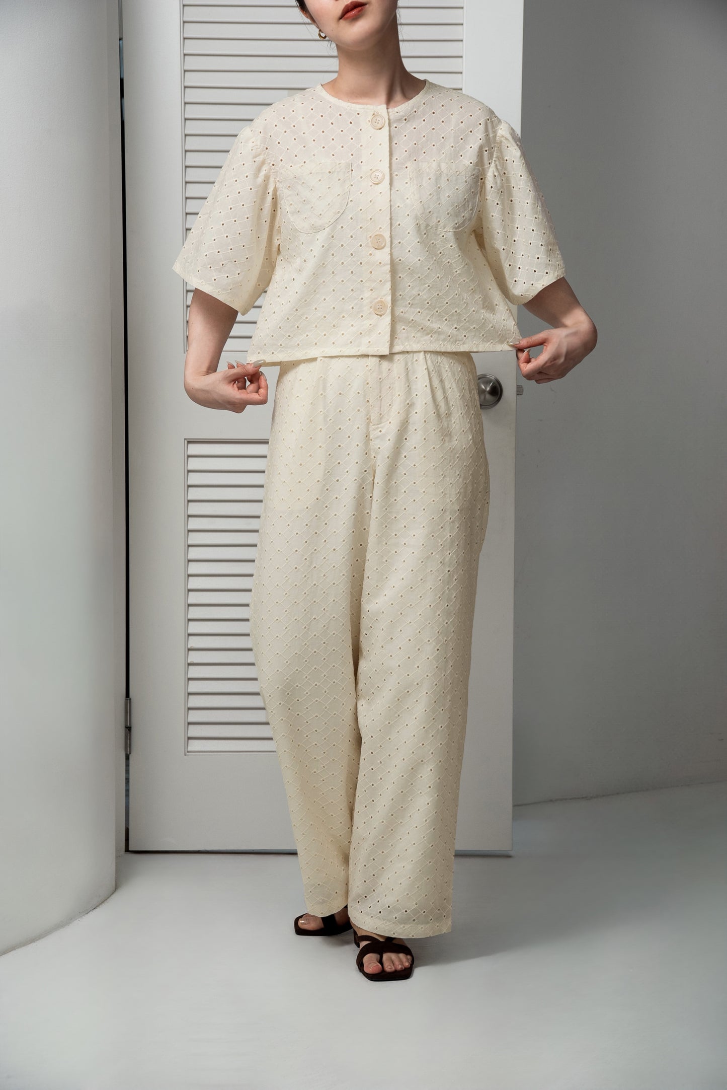 embroidery button point straight pants