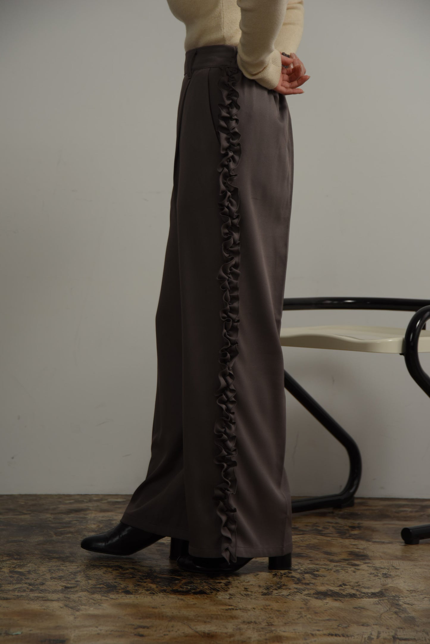 twill frill line pants
