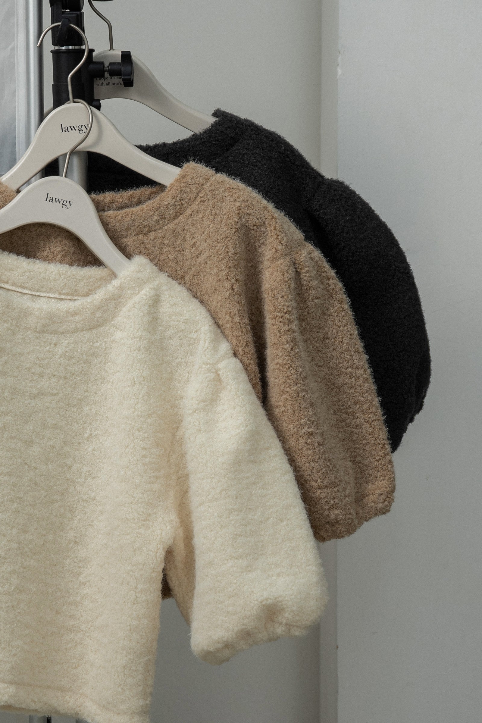fluffy puff shoulder short tops – eim online（エイム オンライン）