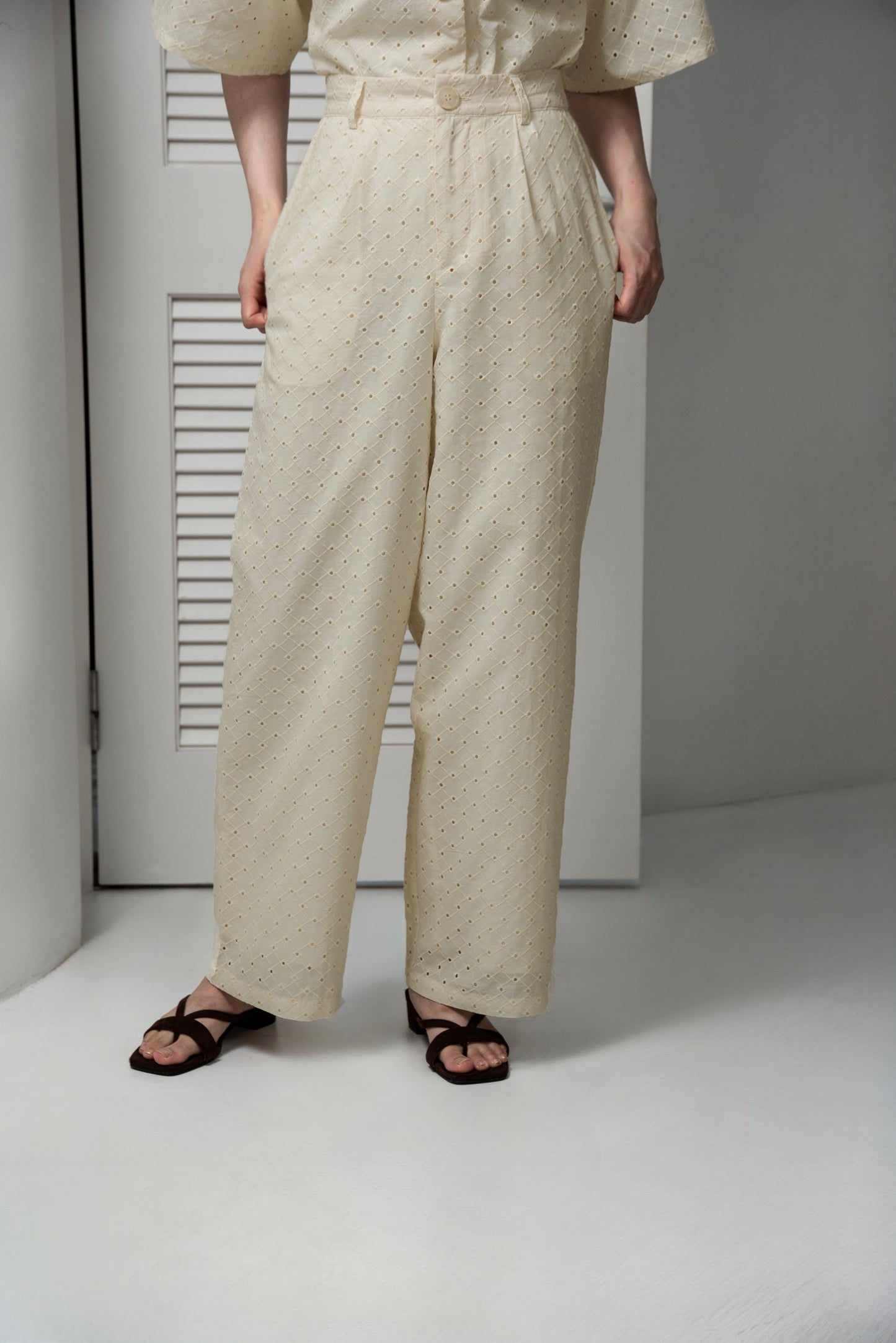 embroidery button point straight pants