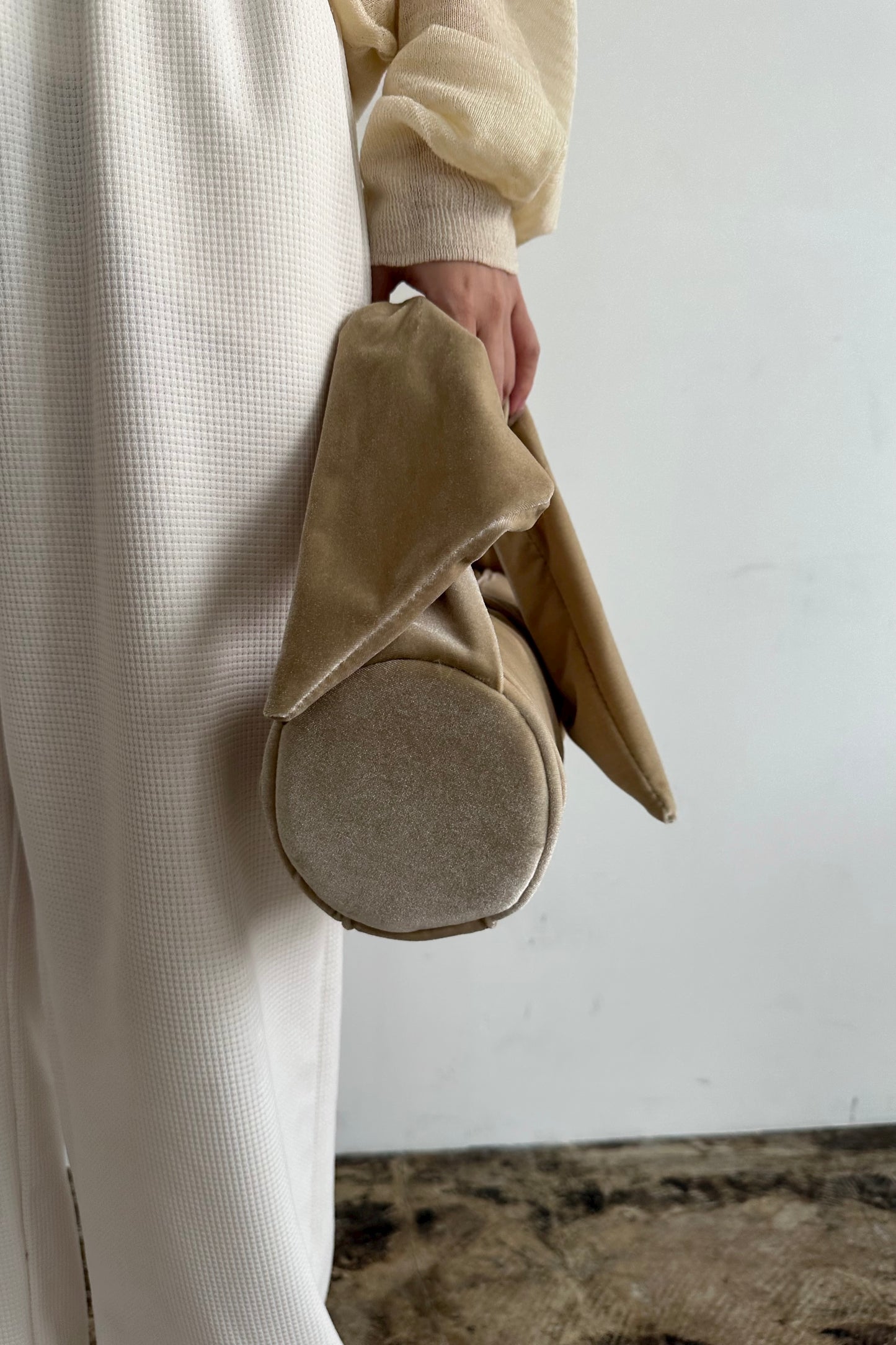 cylindrical tie design handle bag