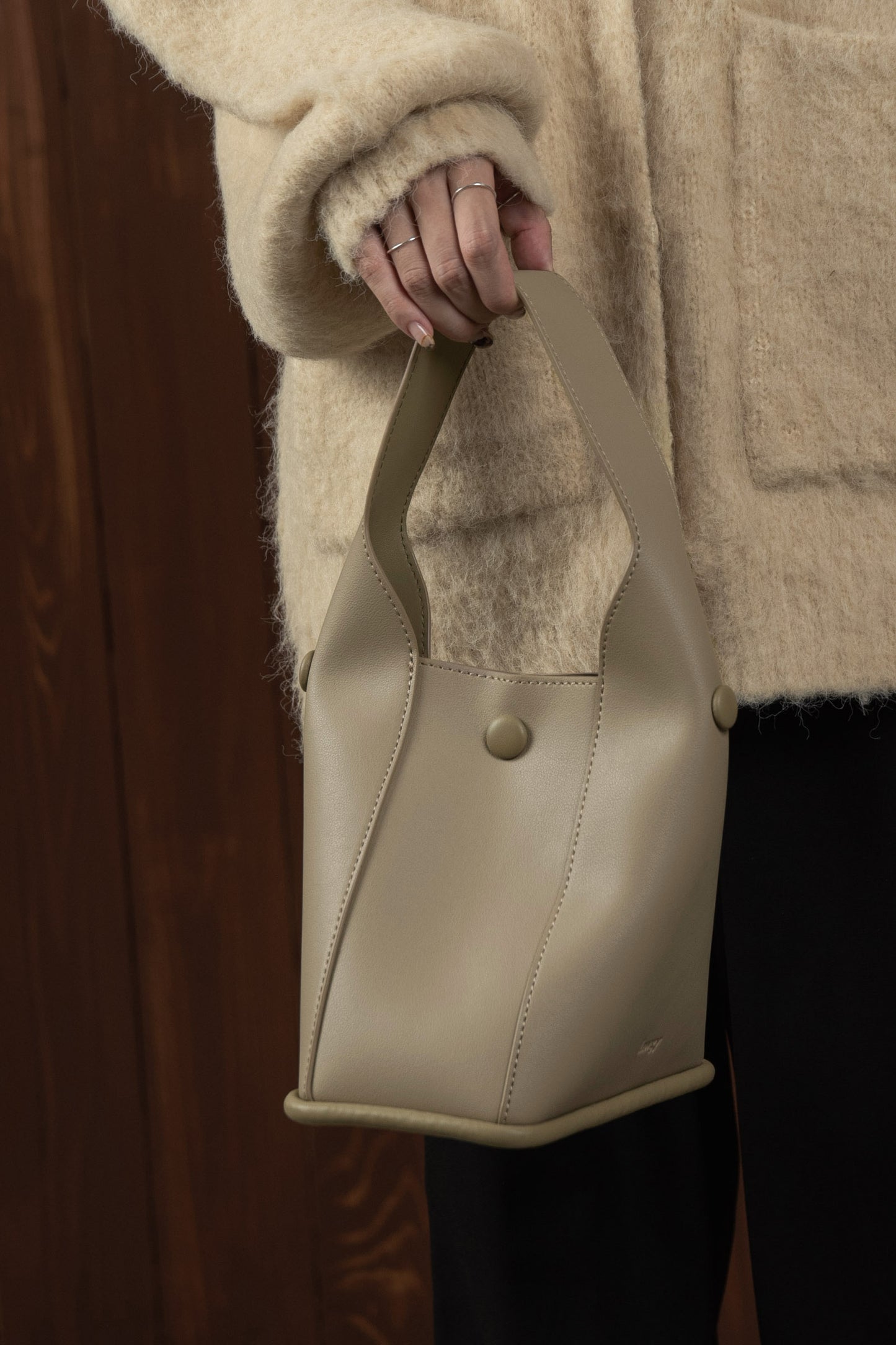 one handle button arrange bag