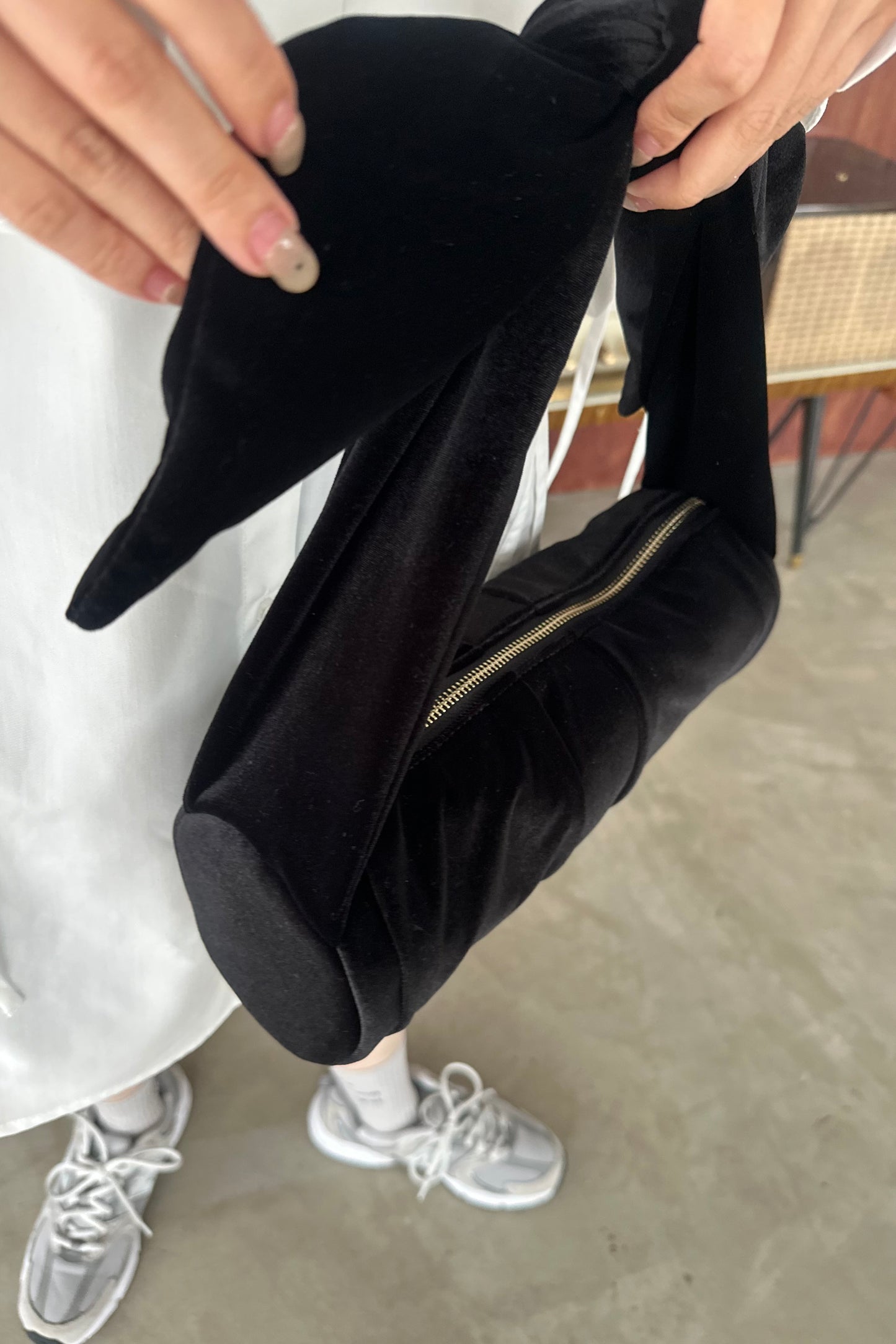 cylindrical tie design handle bag