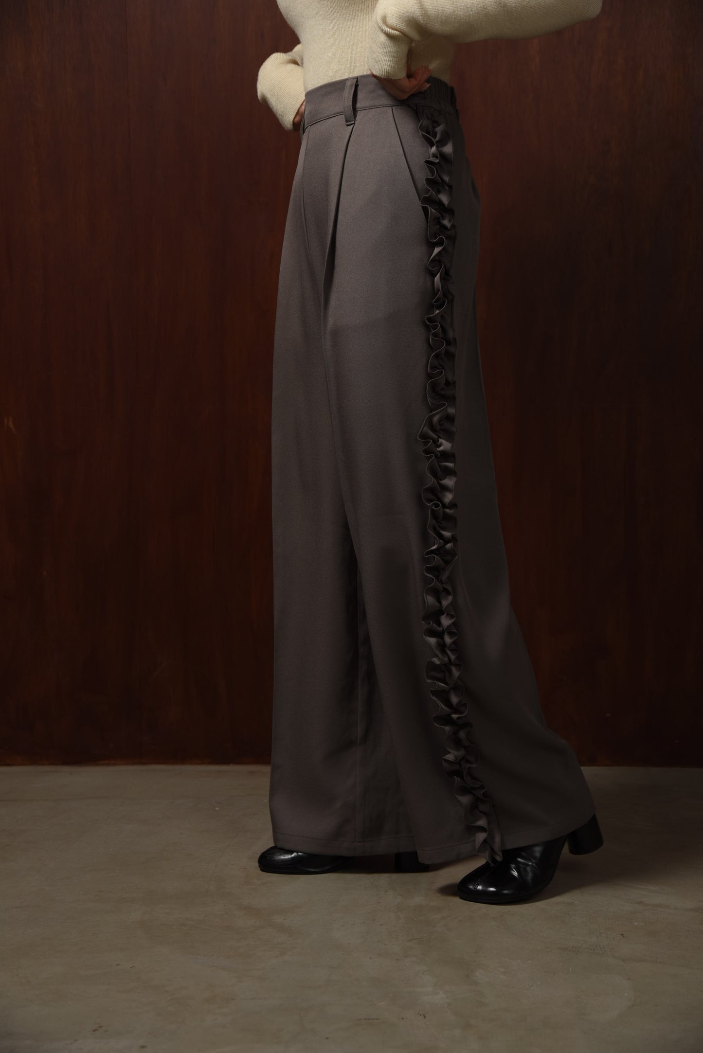 twill frill line pants