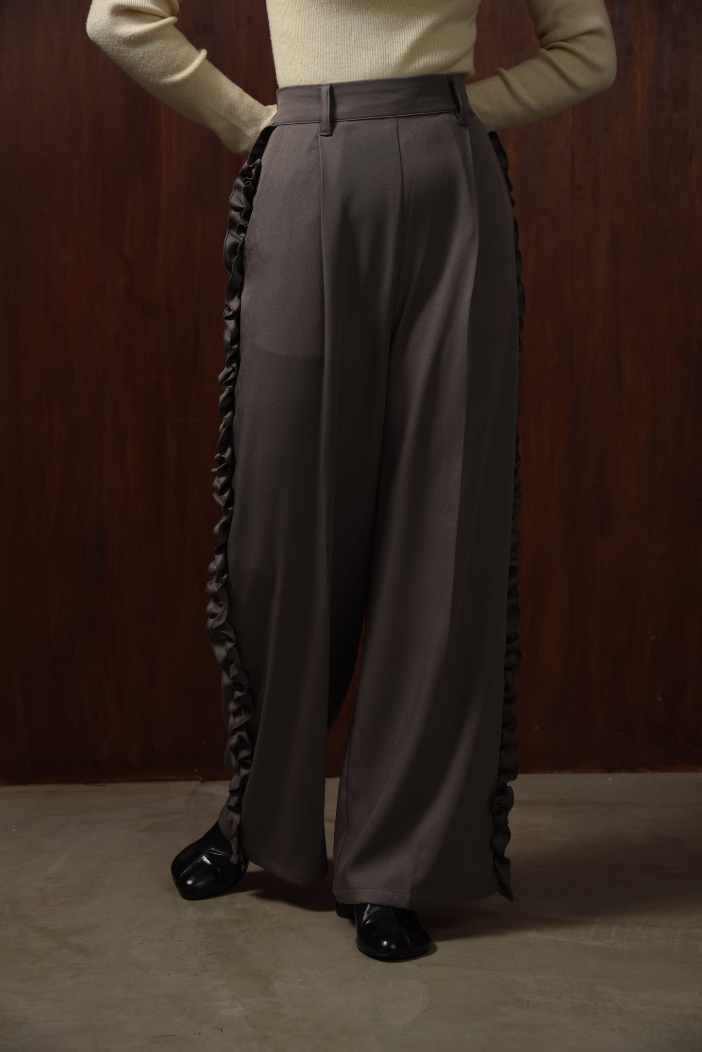 twill frill line pants