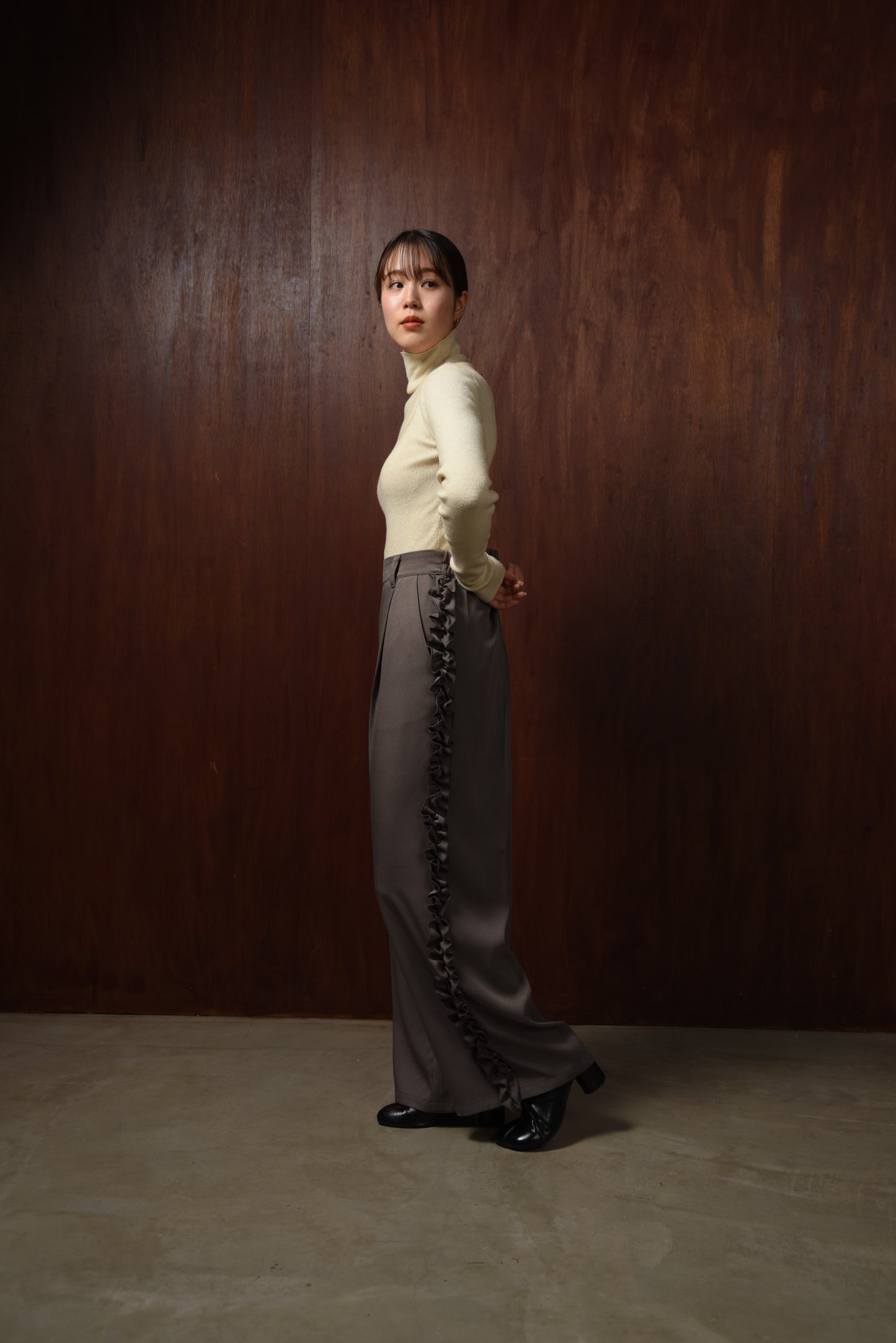 twill frill line pants
