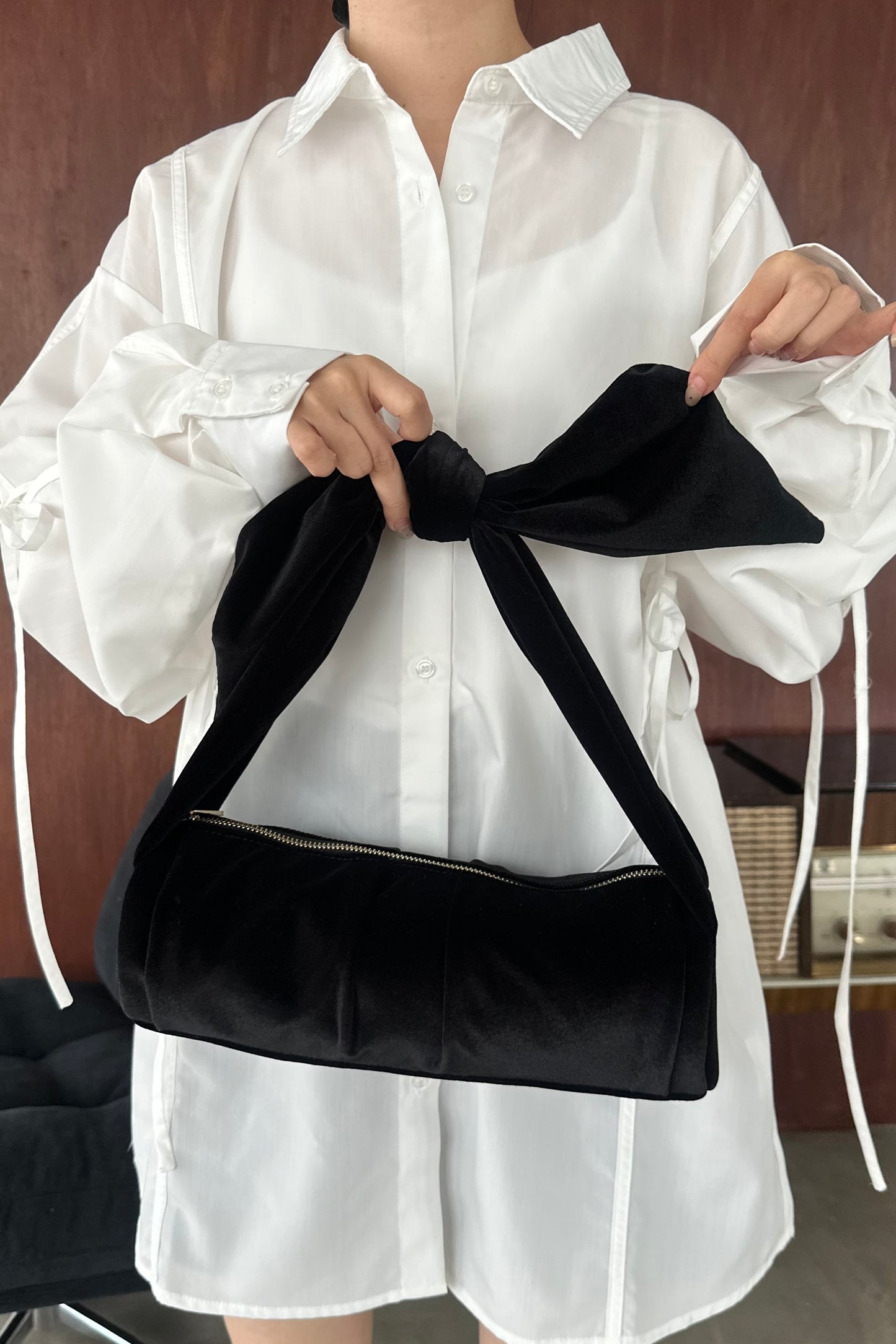 cylindrical tie design handle bag