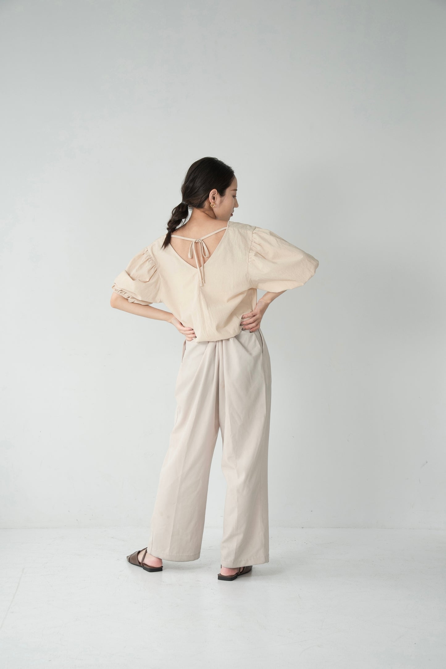 back ribbon short blouse