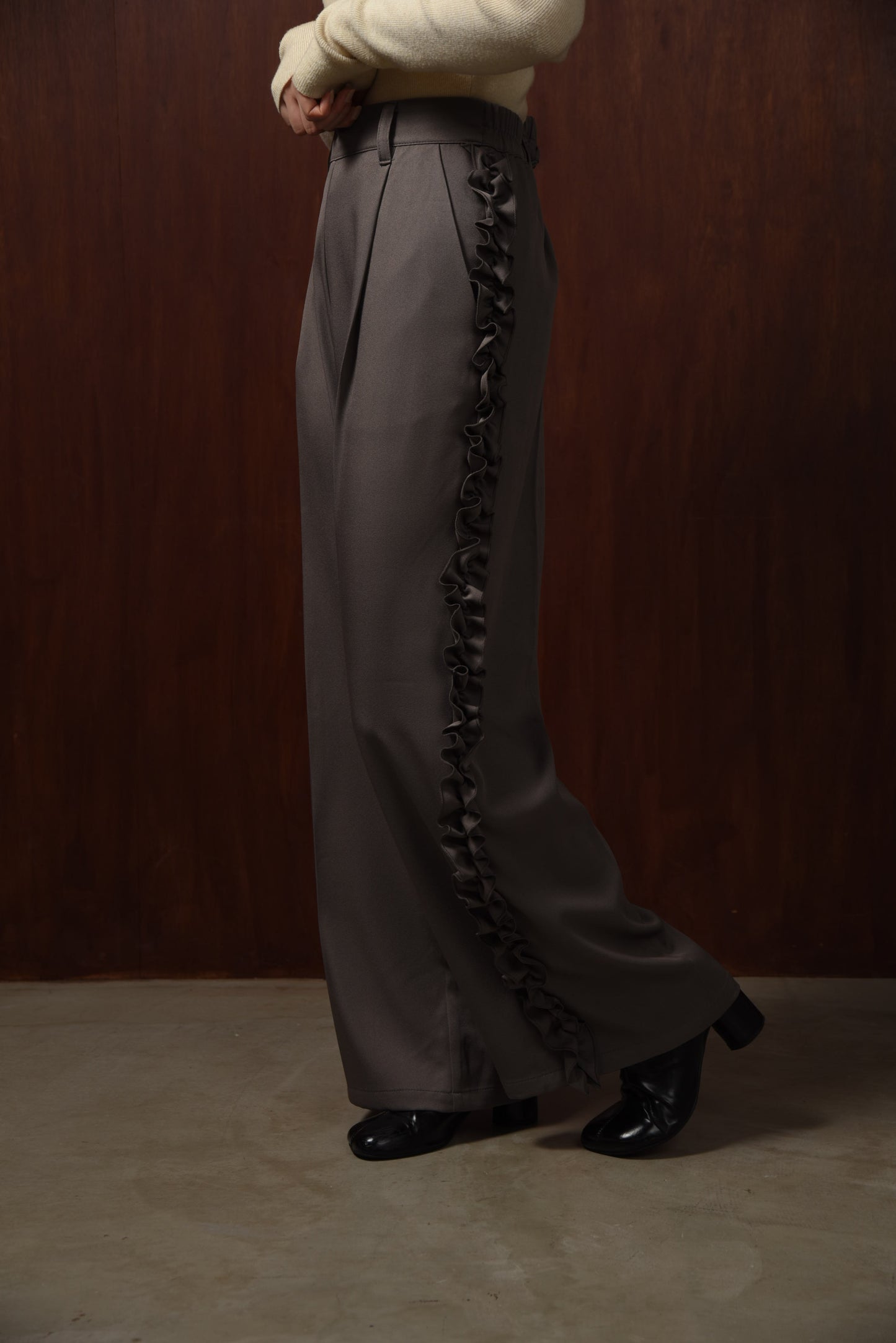twill frill line pants