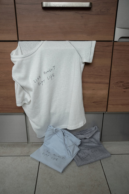 contrast stitch logo t