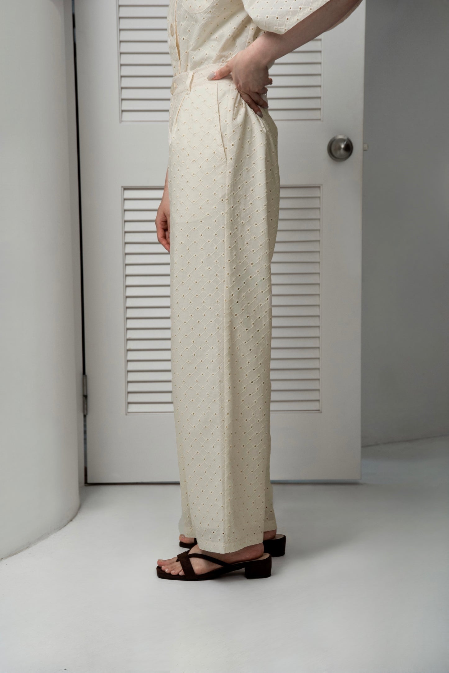 embroidery button point straight pants