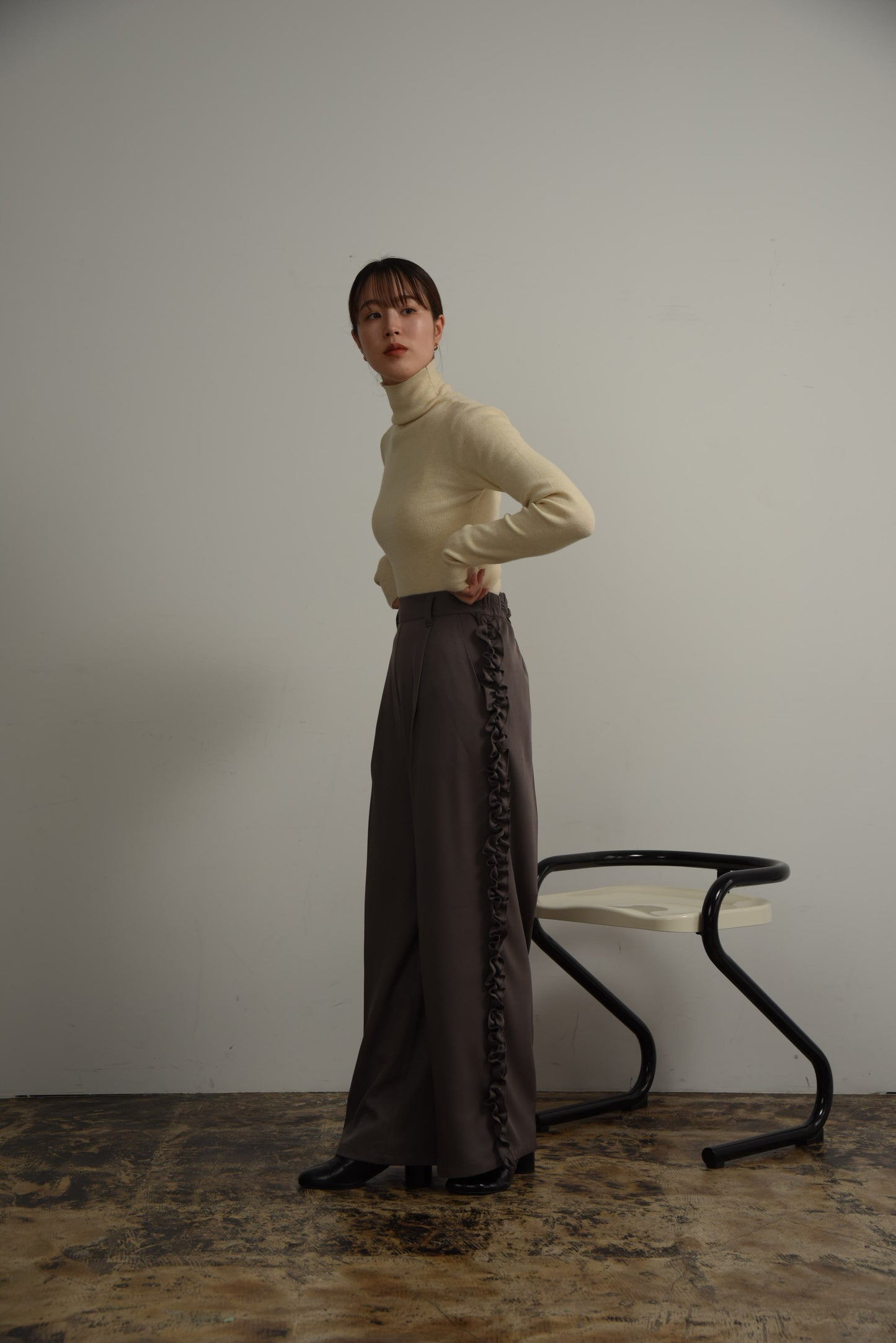 twill frill line pants