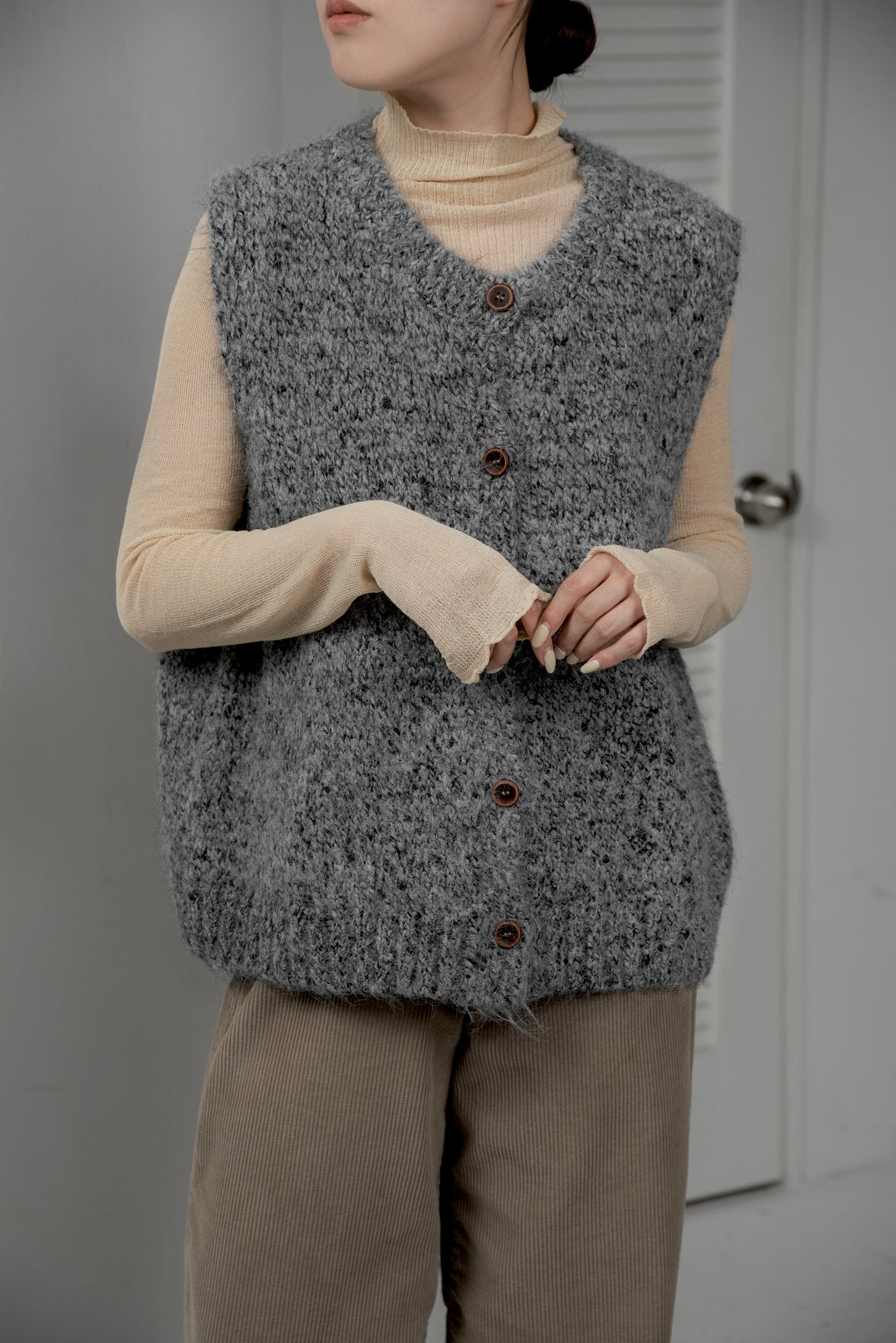 fluffy mix wood like button knit vest