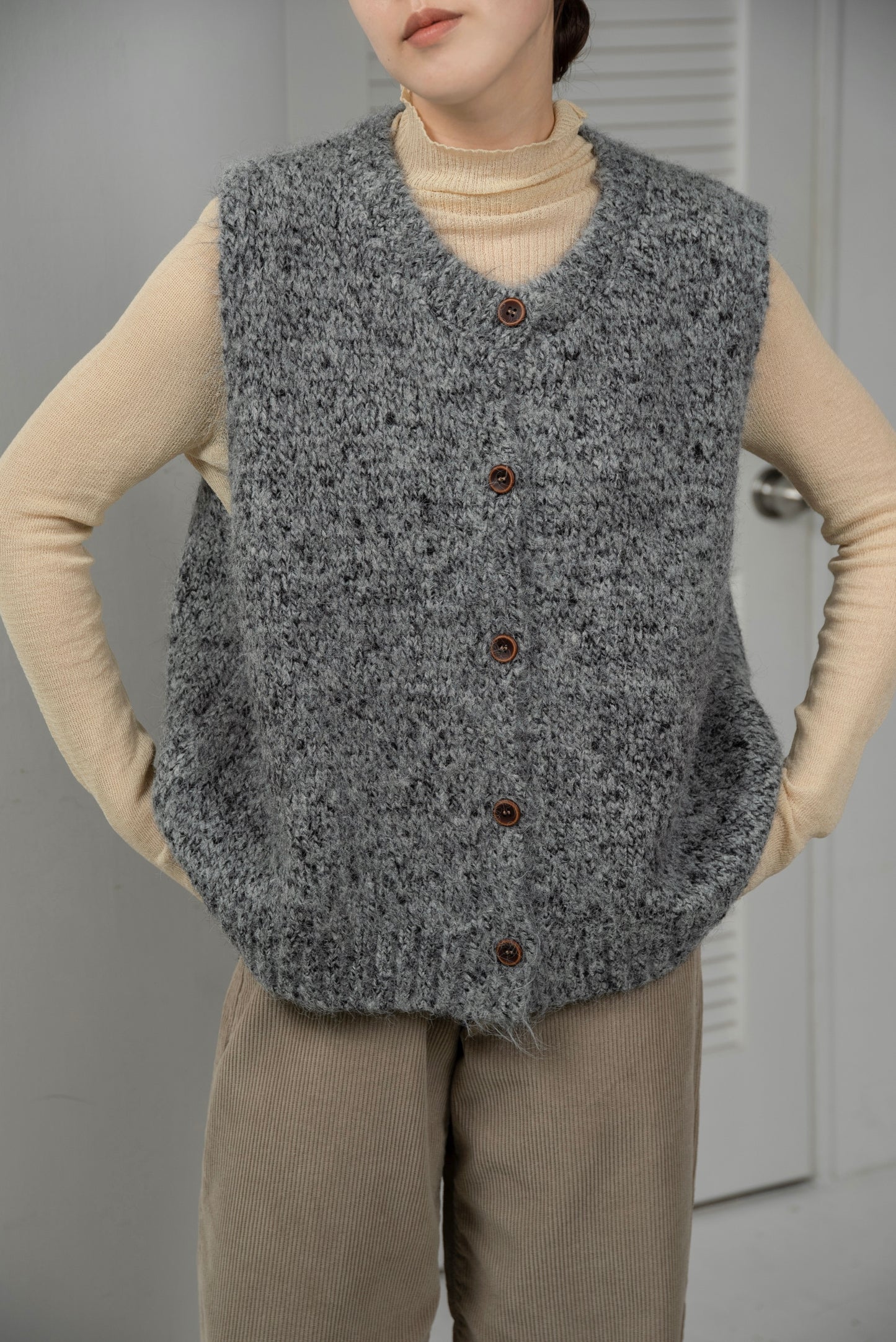 fluffy mix wood like button knit vest