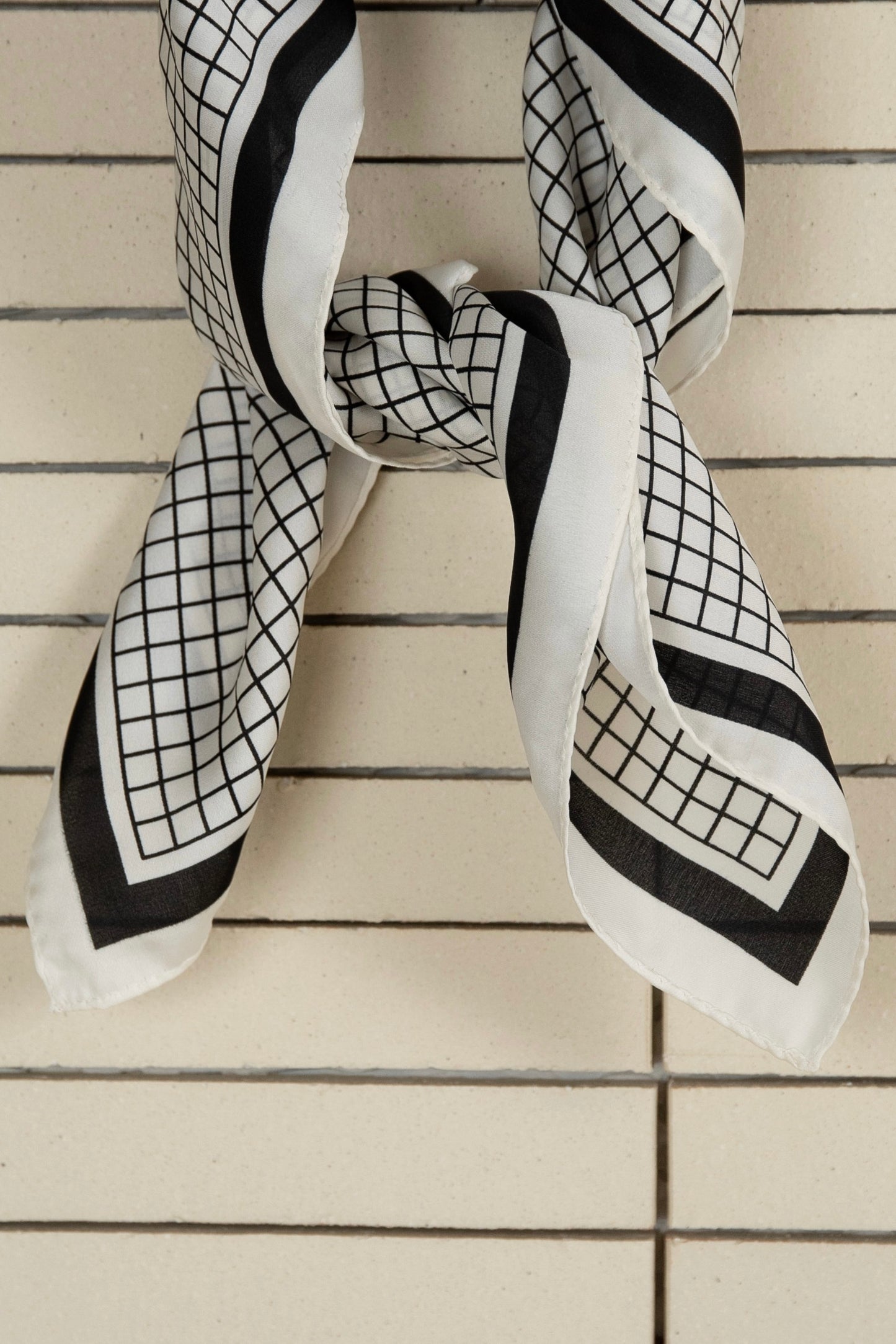 square pattern accent line scarf