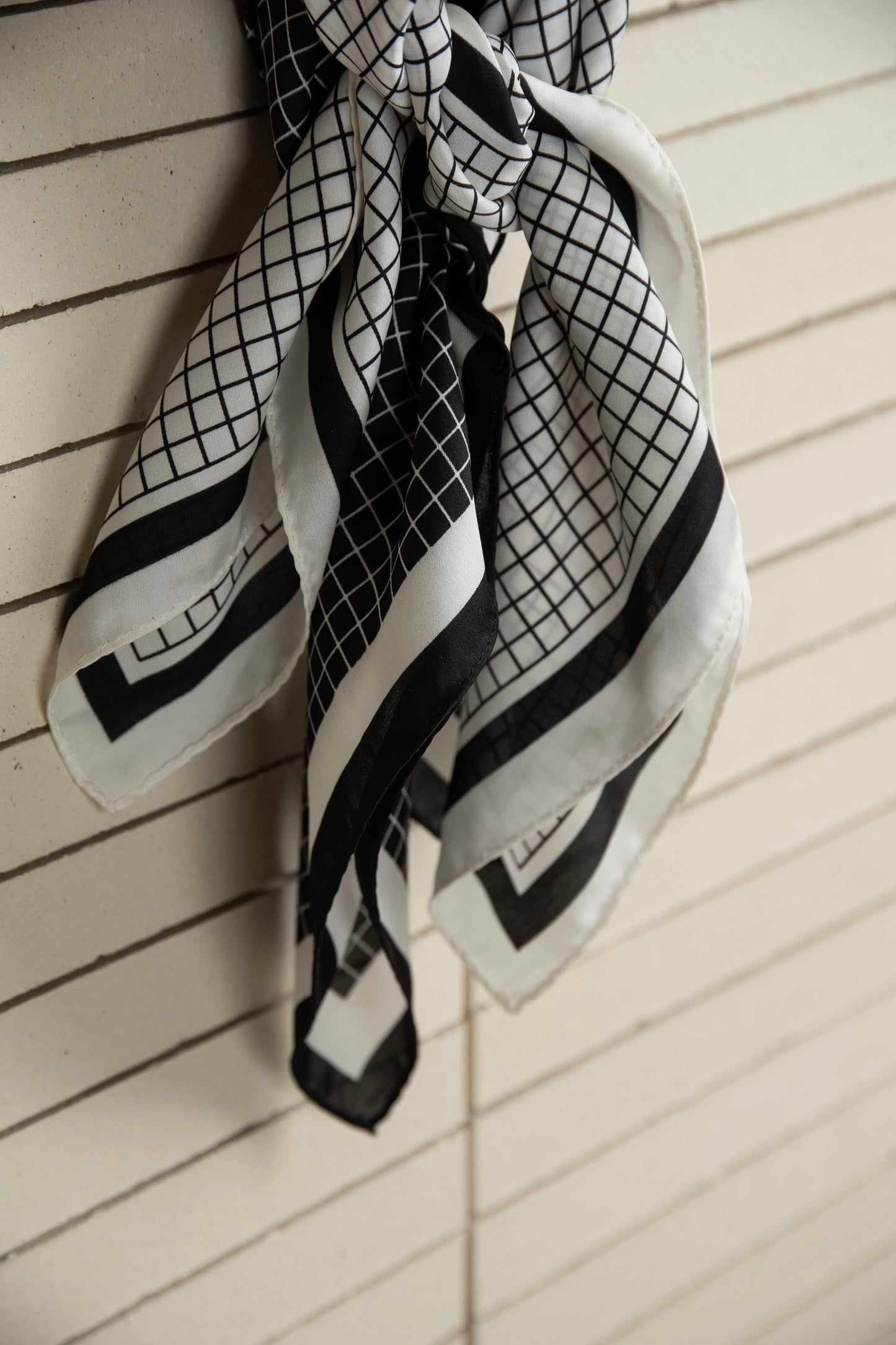 square pattern accent line scarf