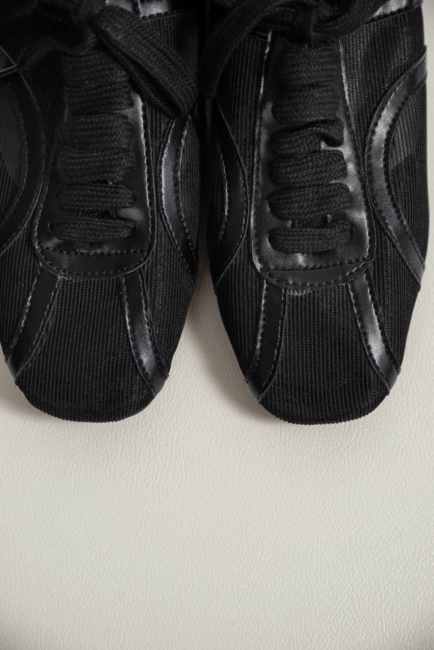 mesh line accent sneaker