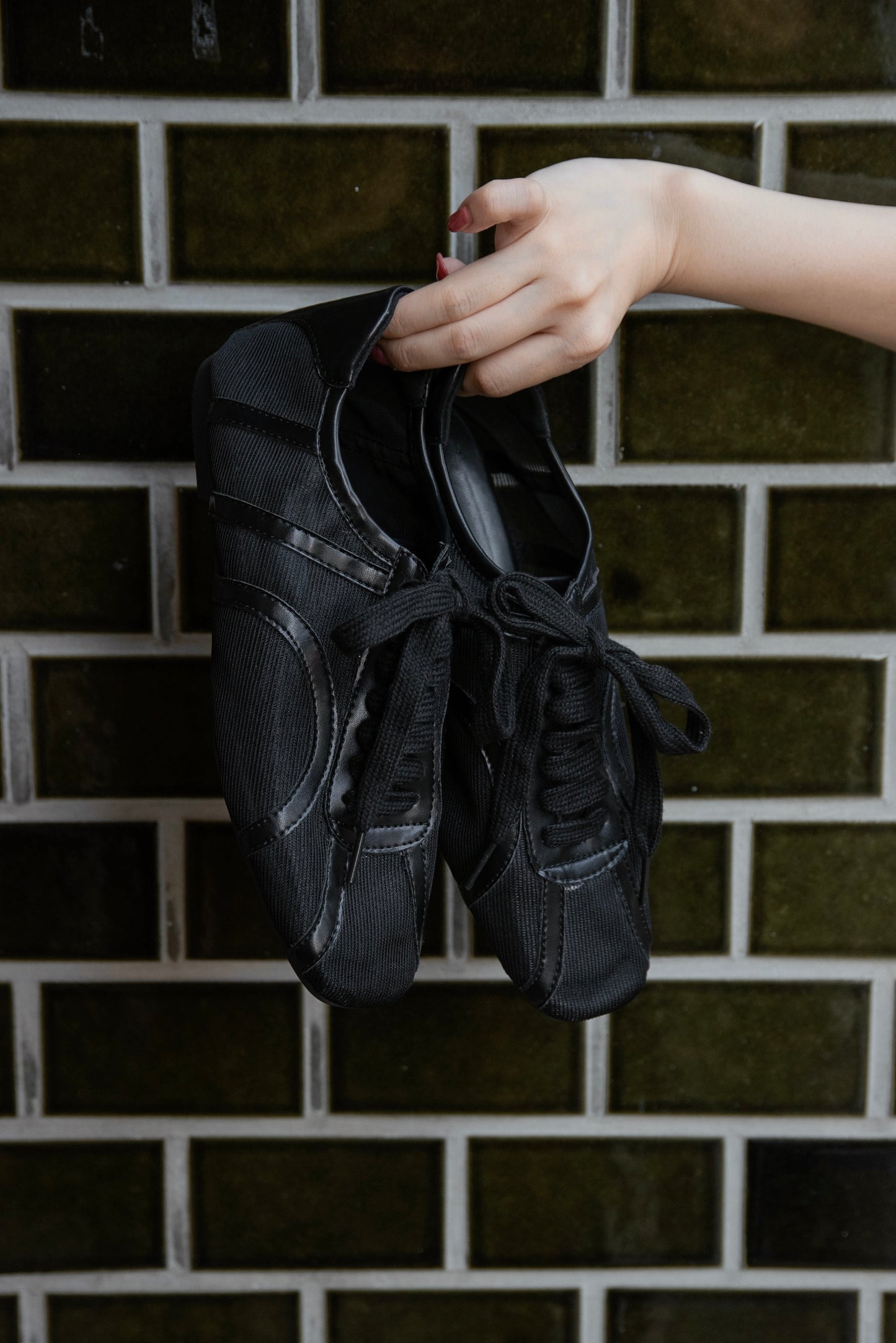 mesh line accent sneaker
