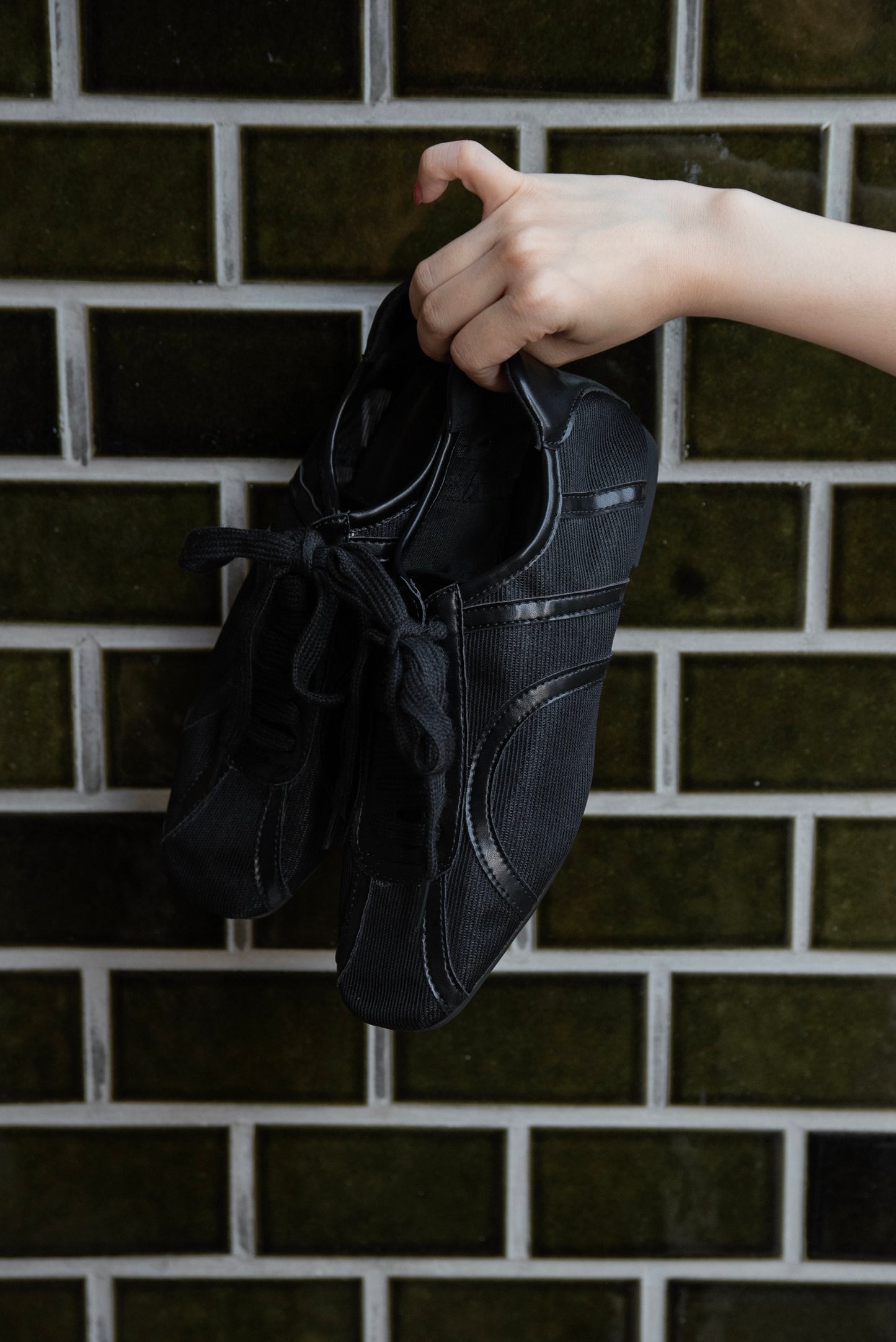 mesh line accent sneaker