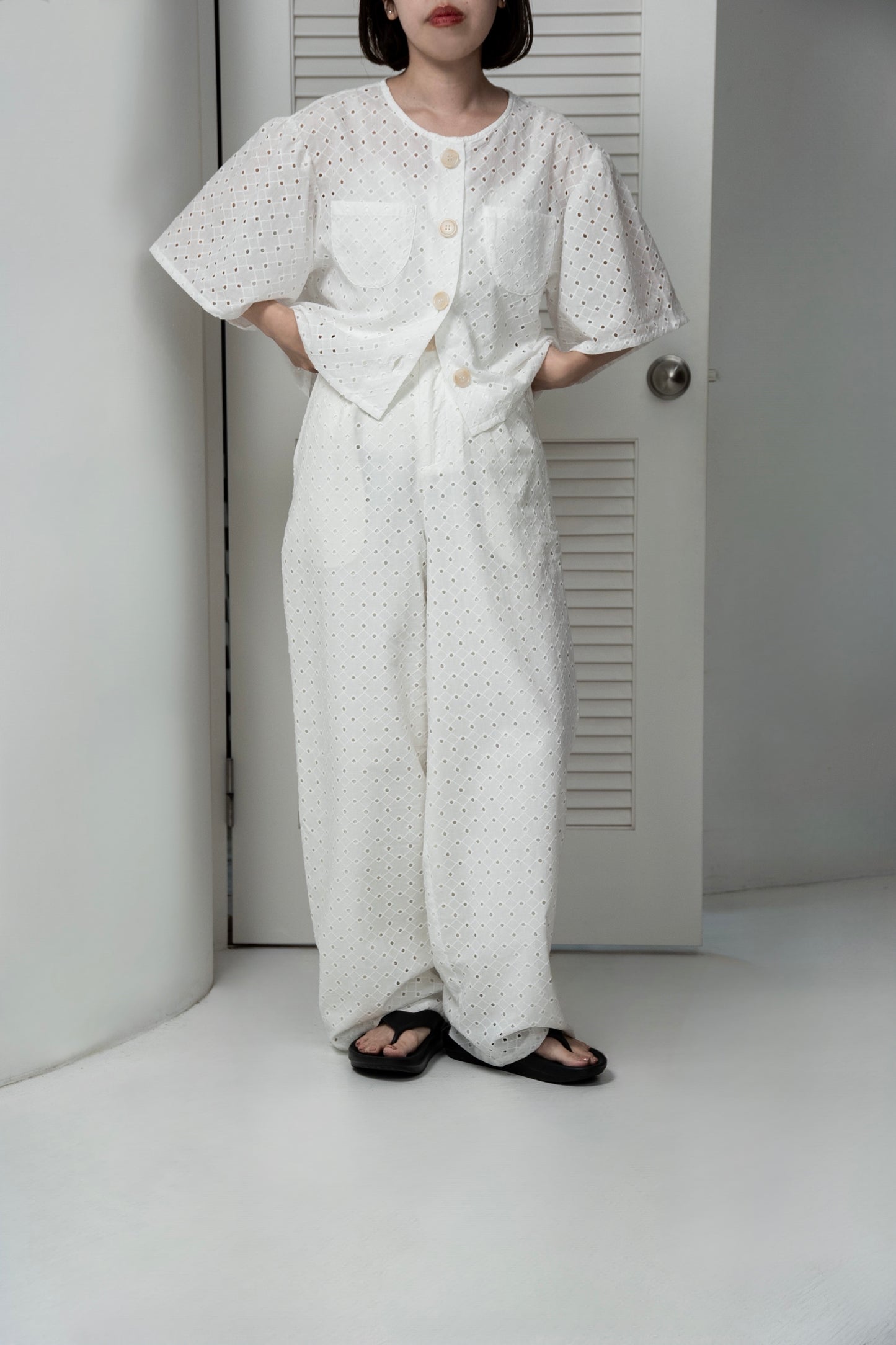 embroidery button point straight pants