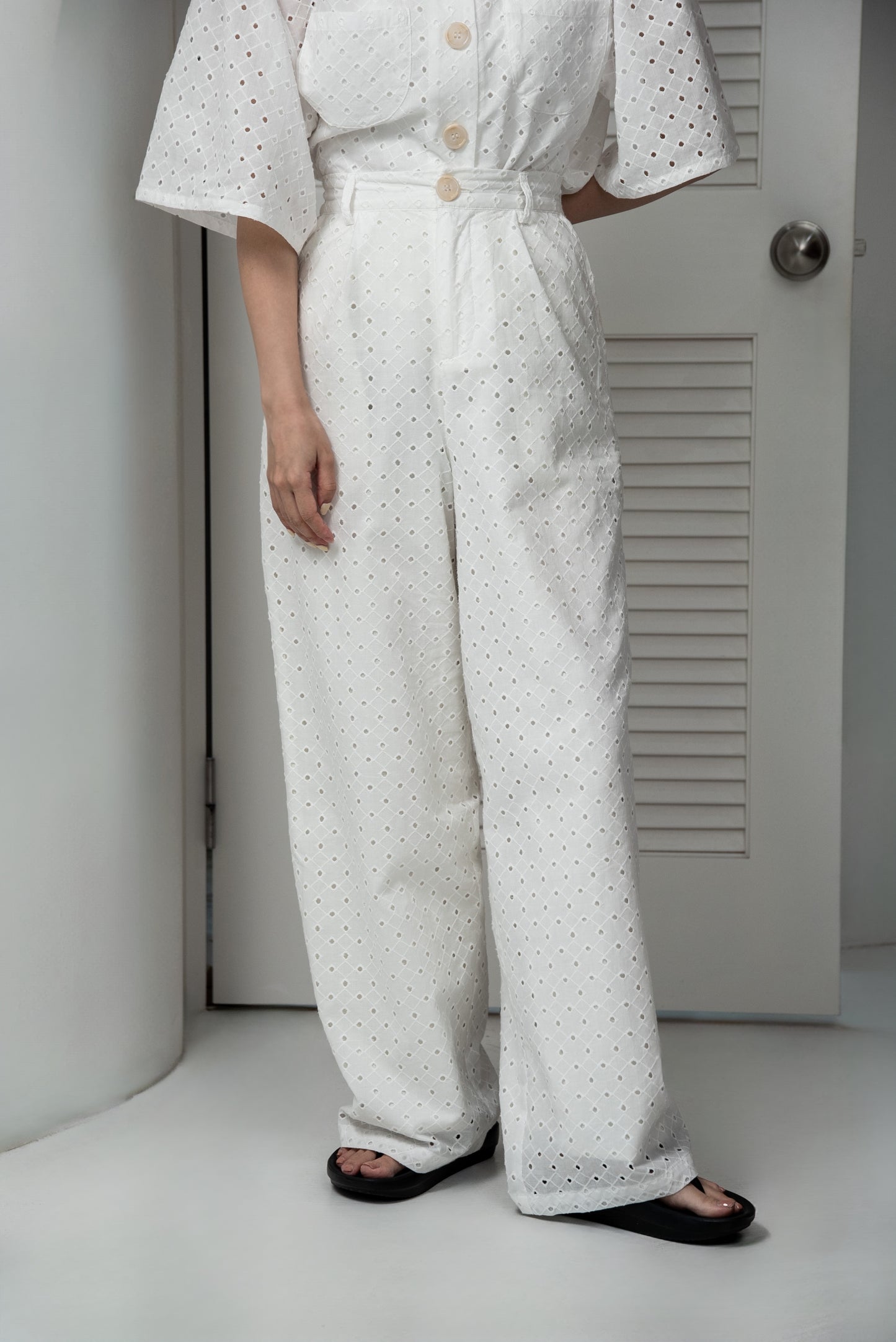 embroidery button point straight pants
