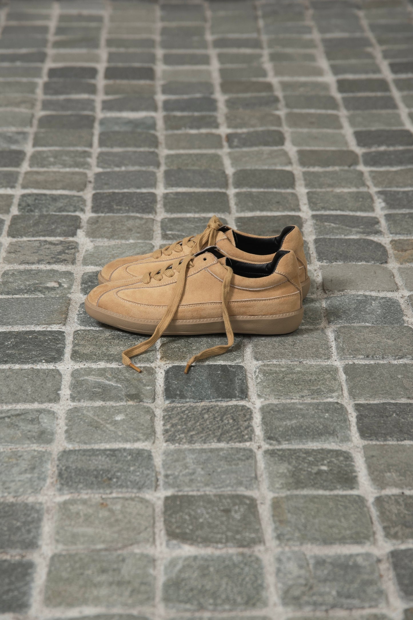 brushed slender sneaker