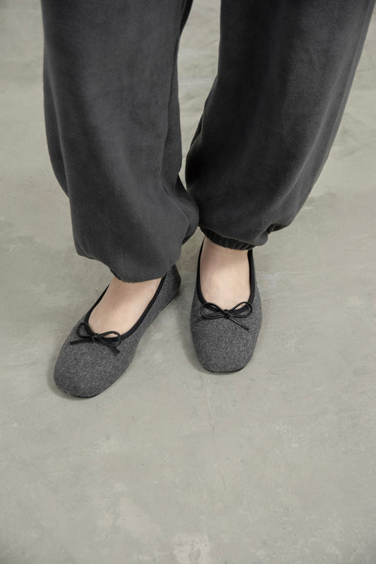 brushed piping ribbon pumps