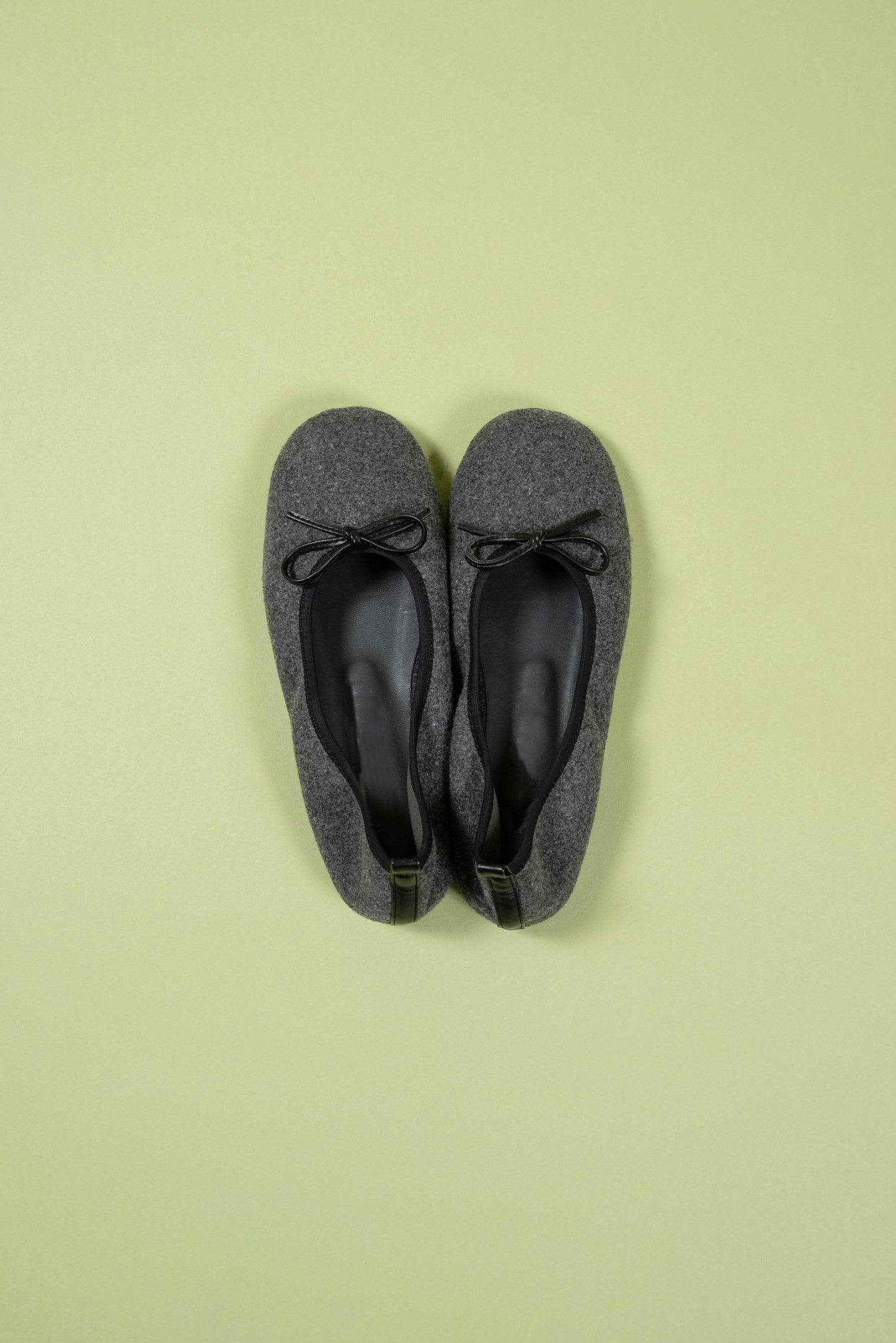 brushed piping ribbon pumps