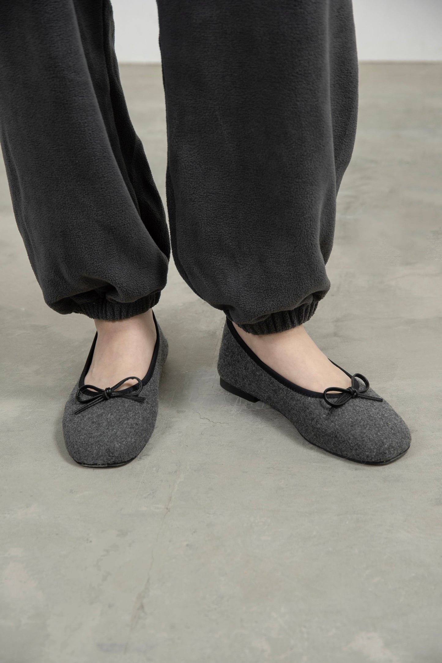 brushed piping ribbon pumps
