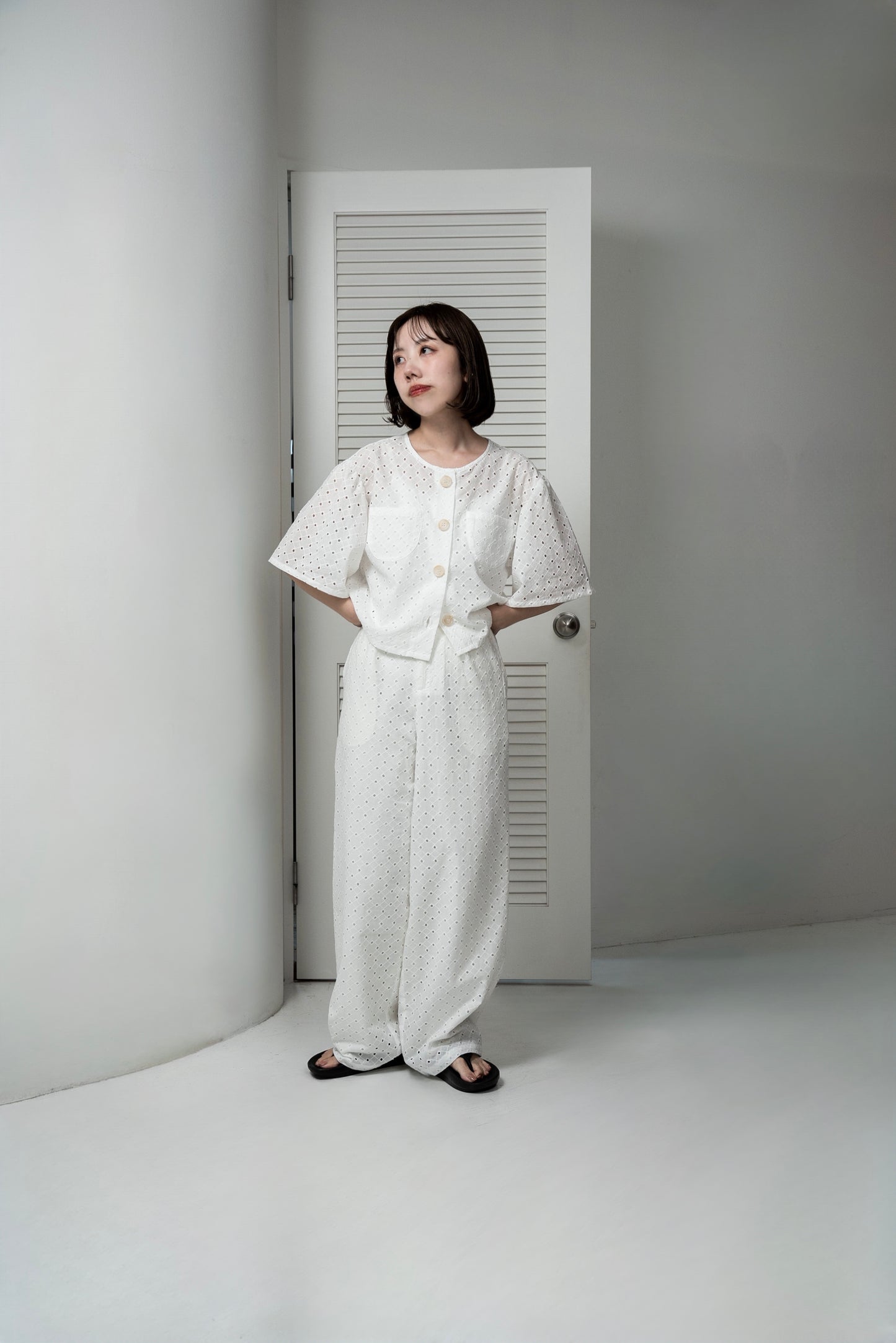 embroidery button point straight pants