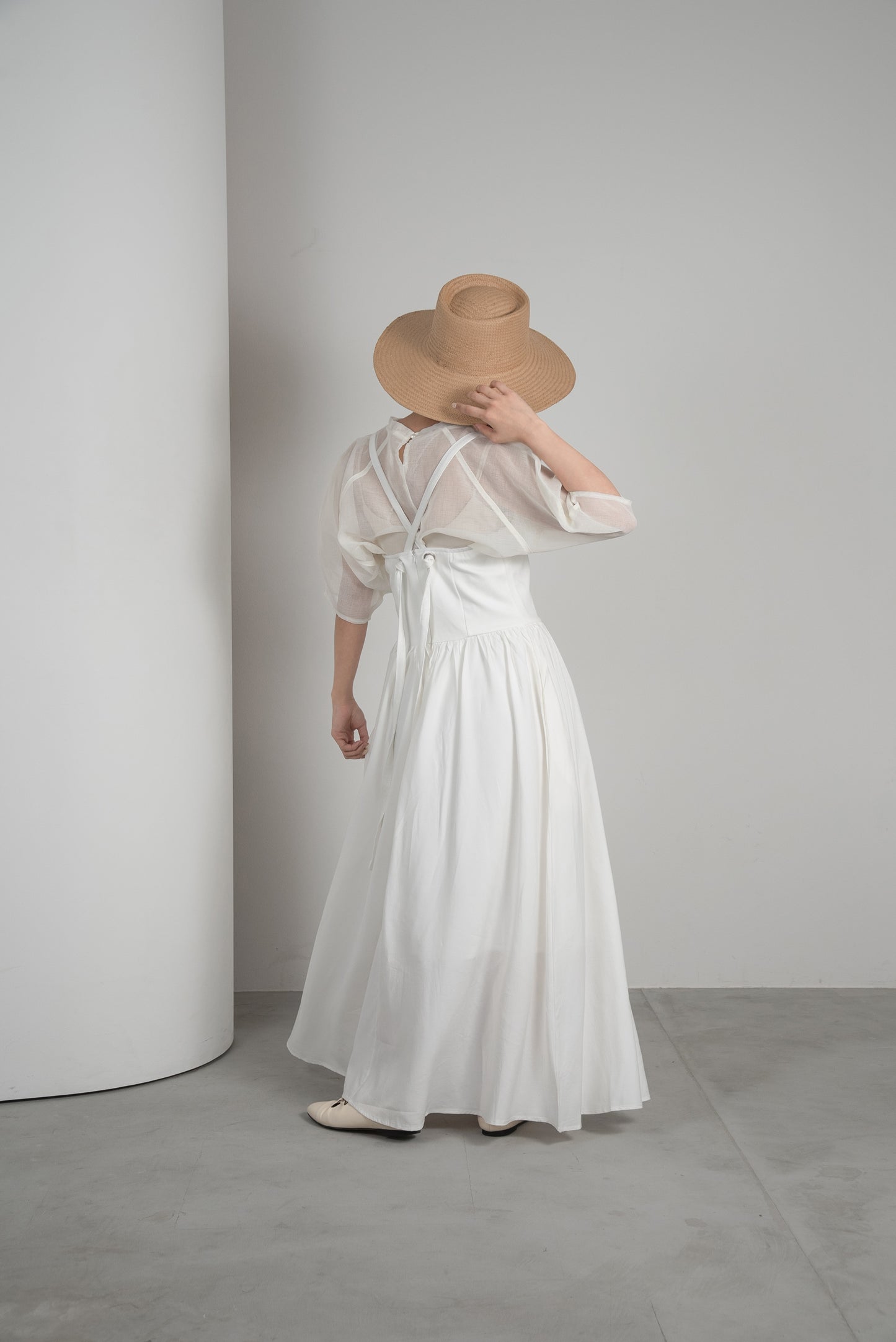 wide brim straw hat