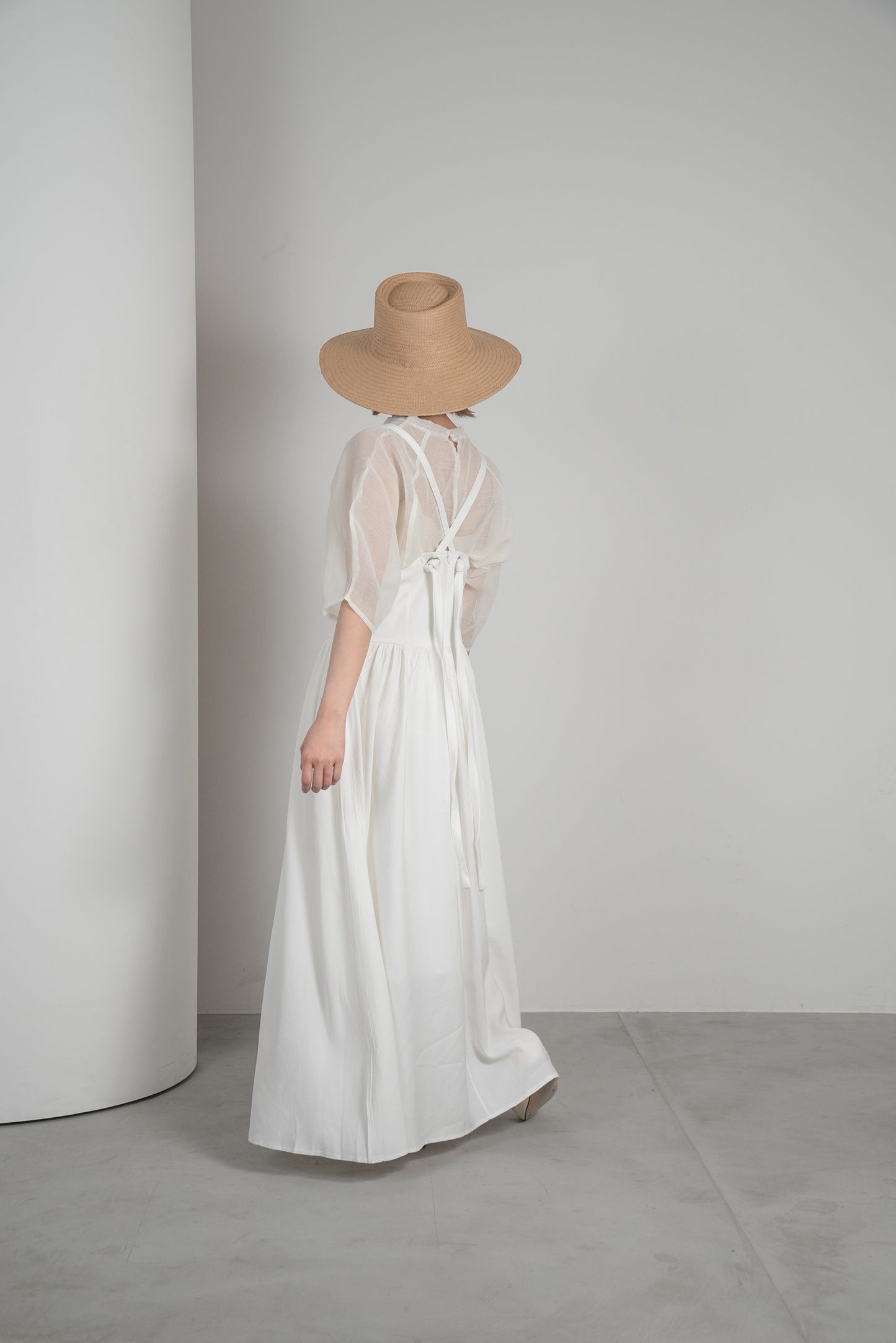 wide brim straw hat