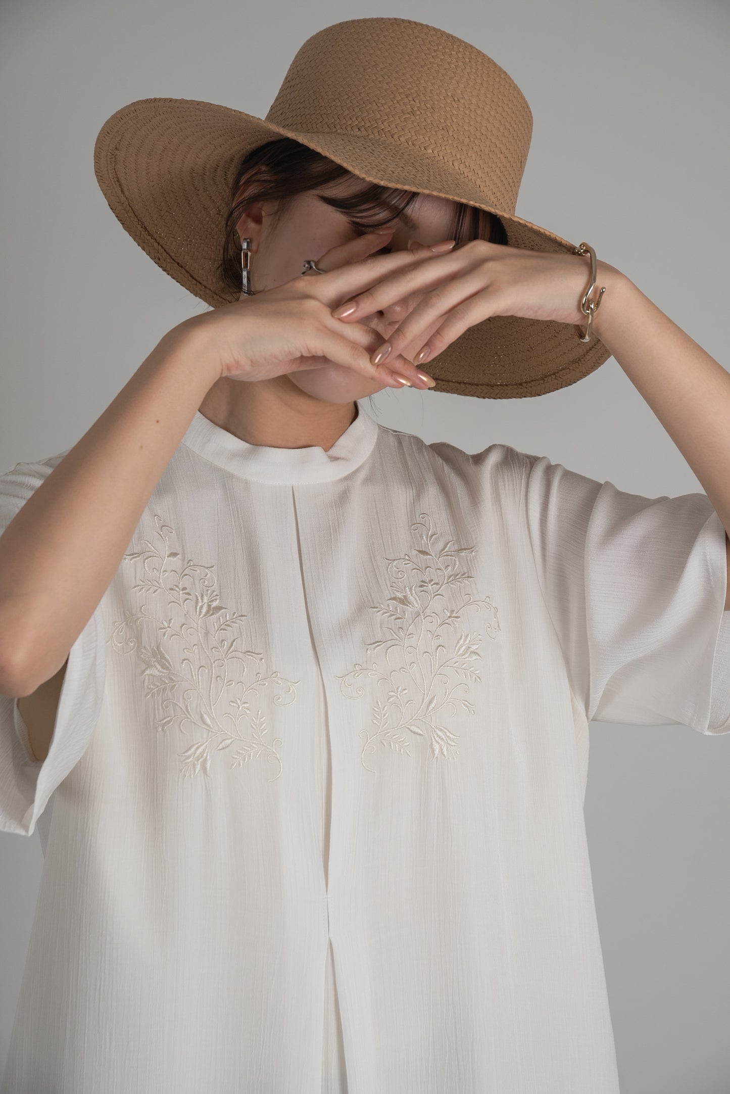 wide brim straw hat