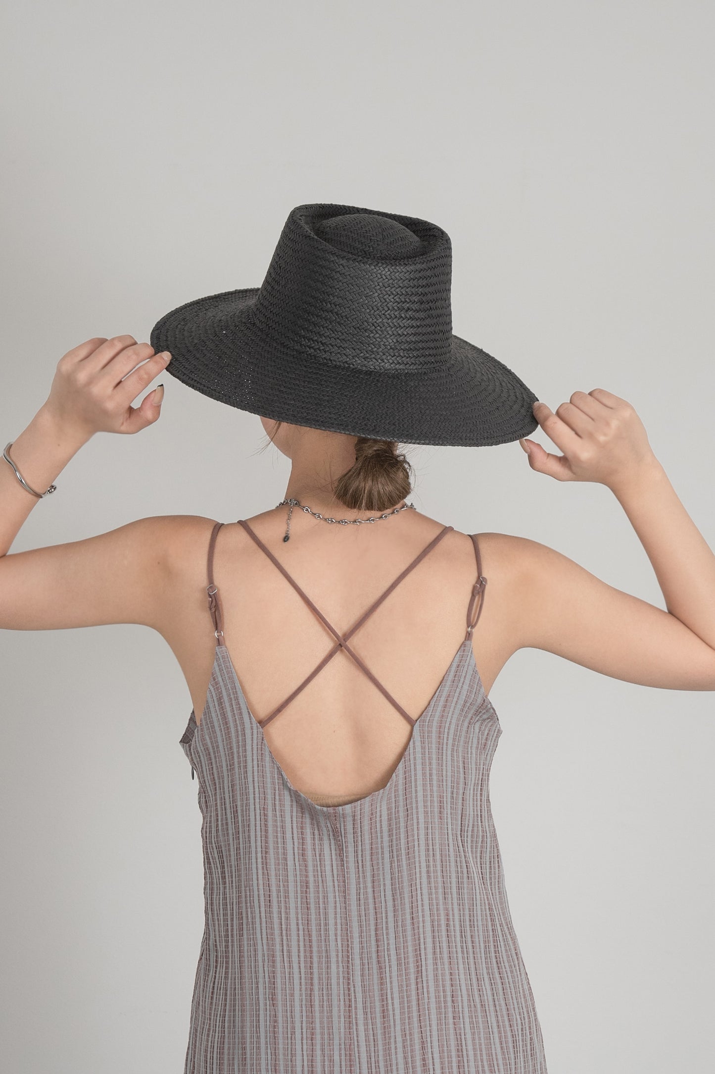 wide brim straw hat