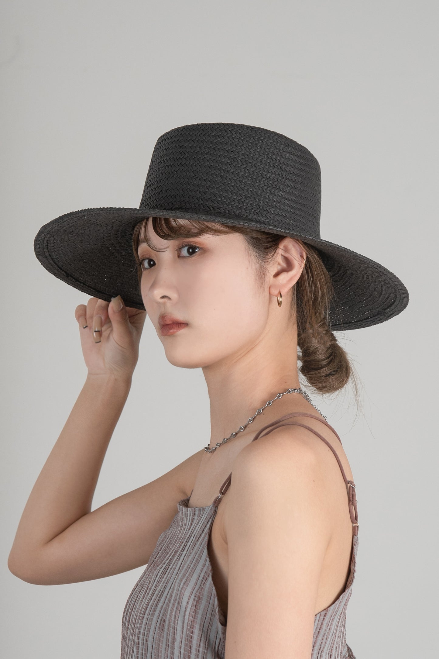 wide brim straw hat