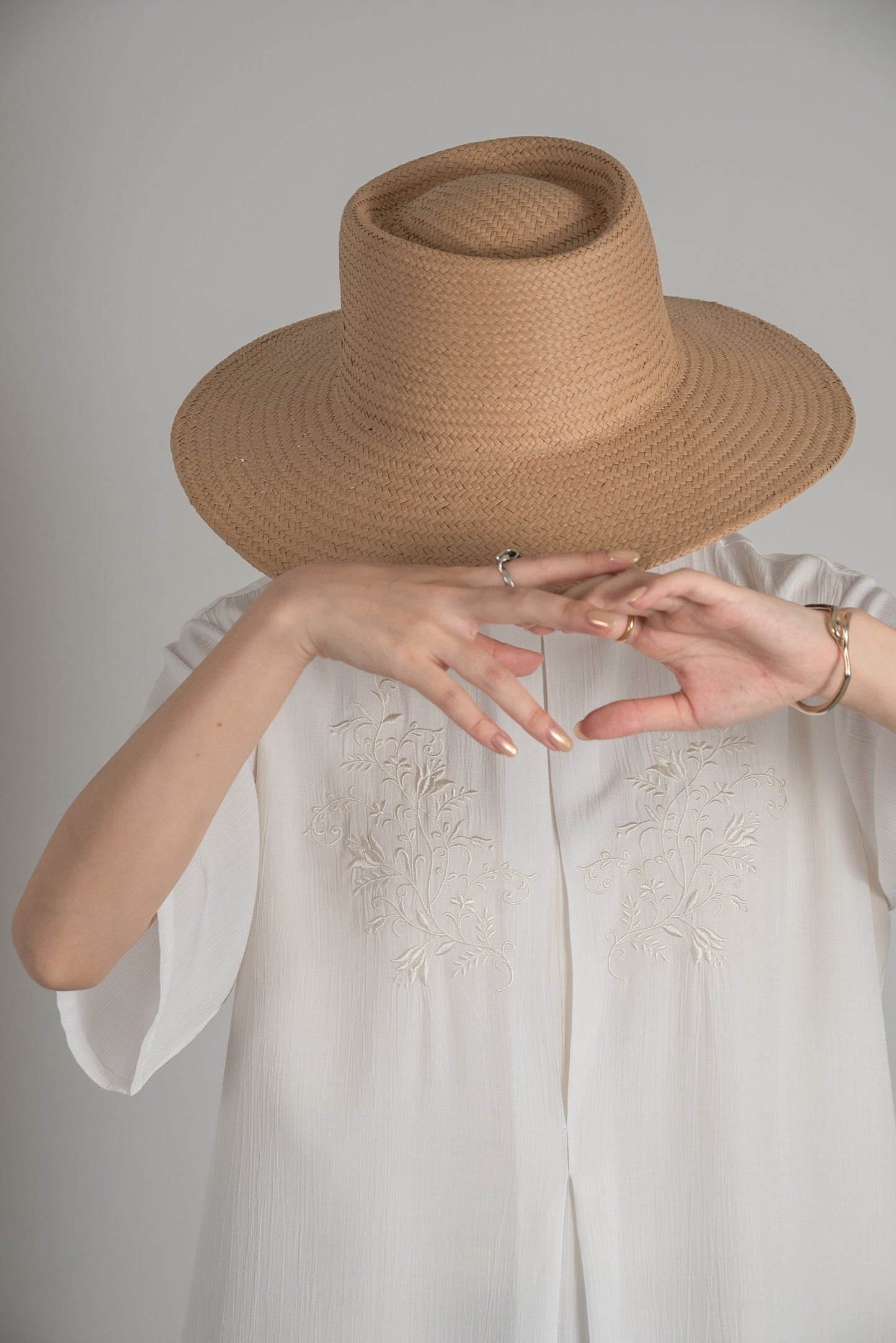 wide brim straw hat