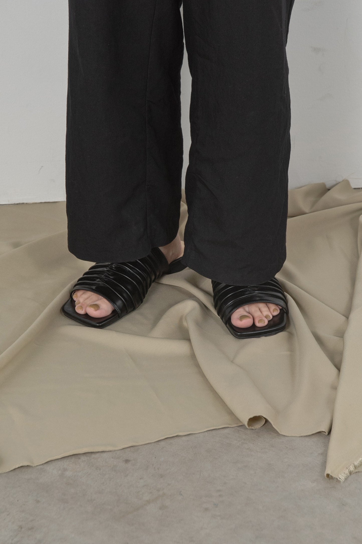 gather flat mule